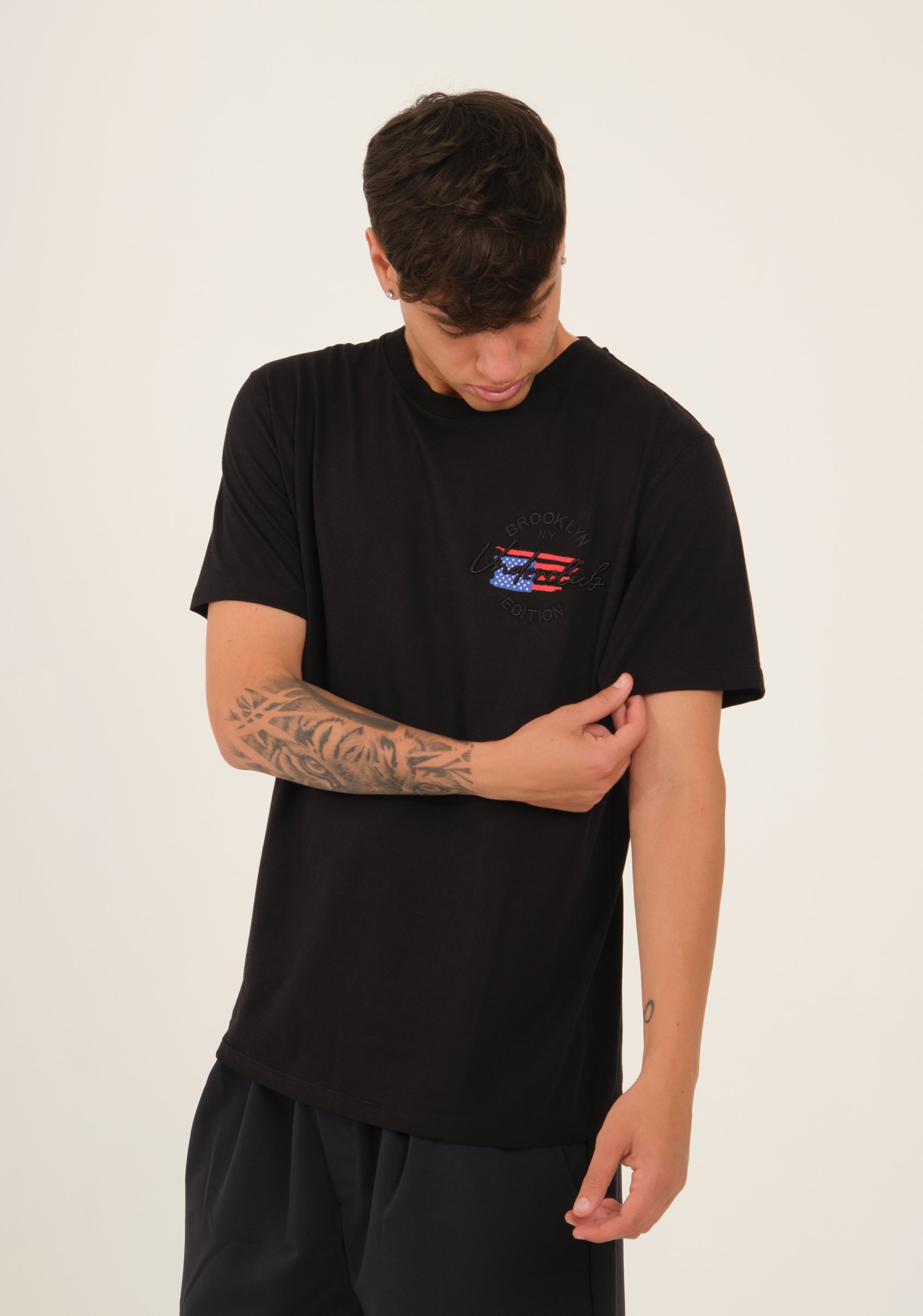 T-shirt con Bandiera USA Ricamata