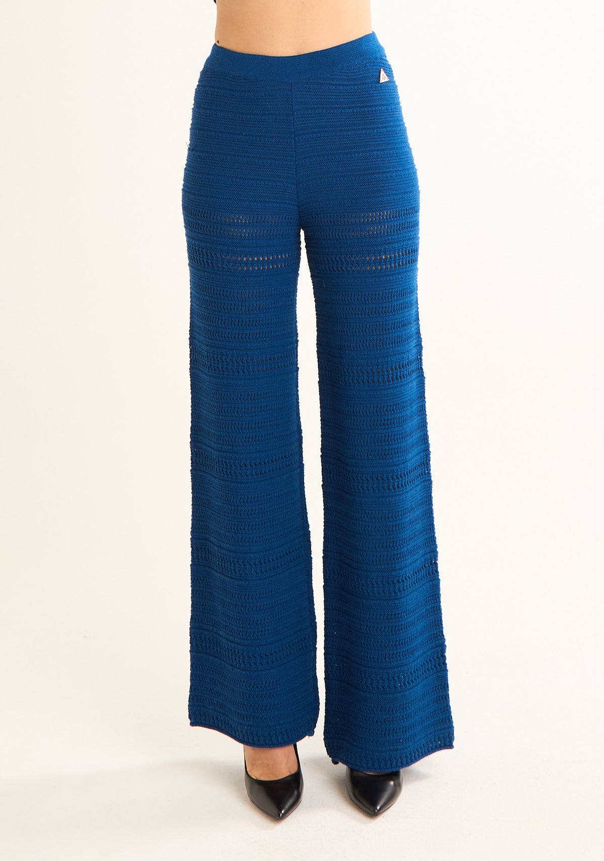 Pantalone palazzo in lavorazione a giorno