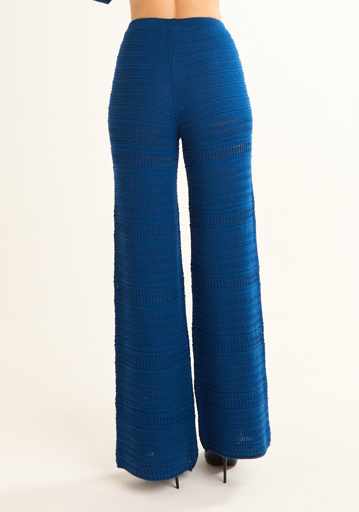 Pantalone palazzo in lavorazione a giorno