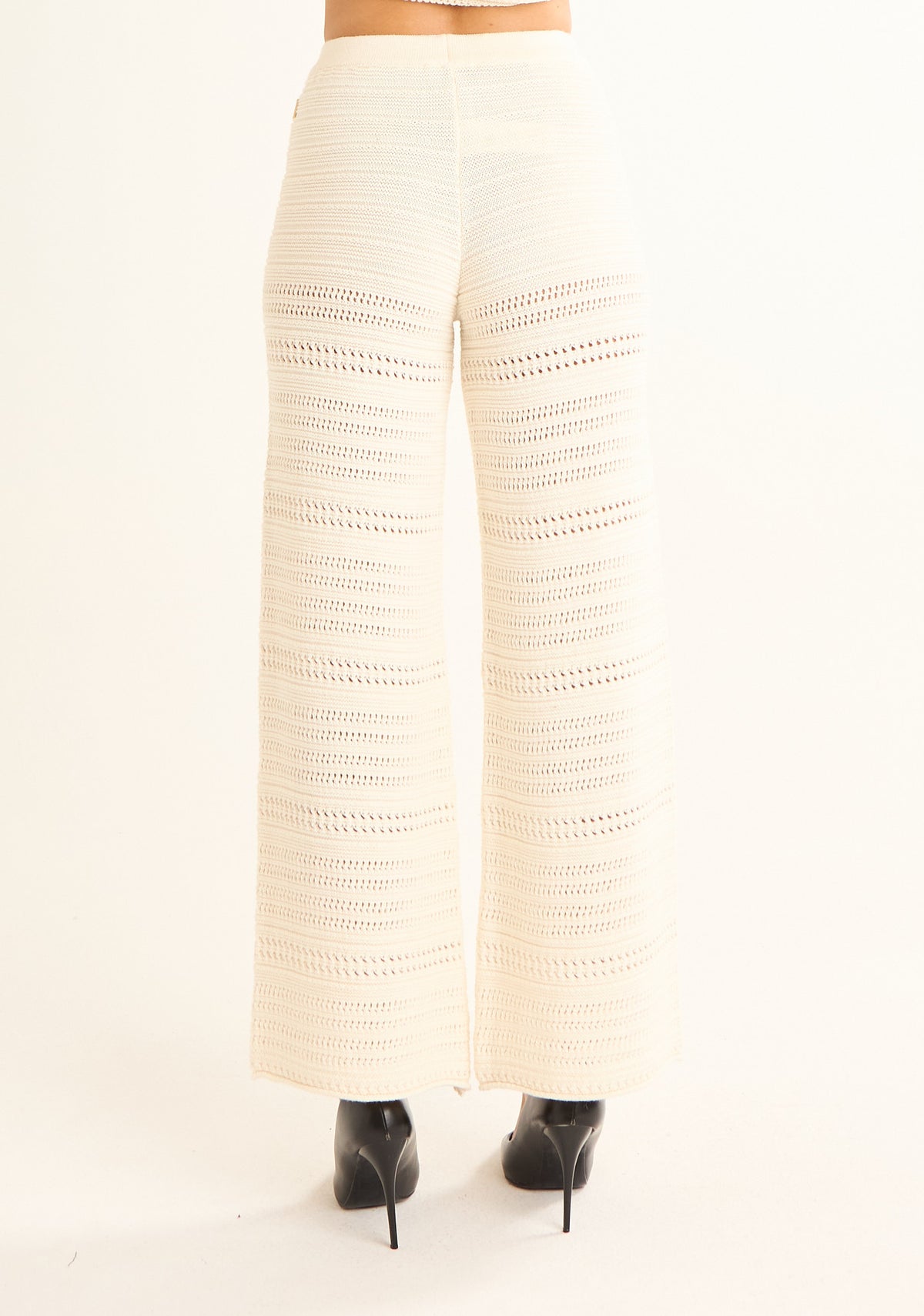 Pantalone palazzo in lavorazione a giorno