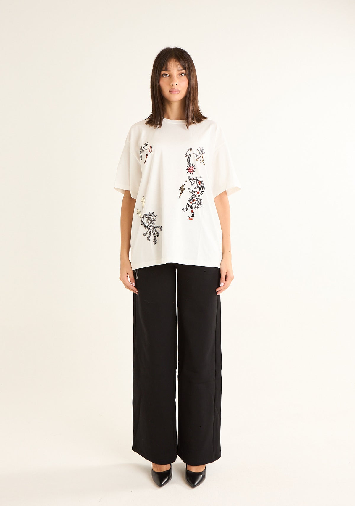 T-shirt con ricami e stampe