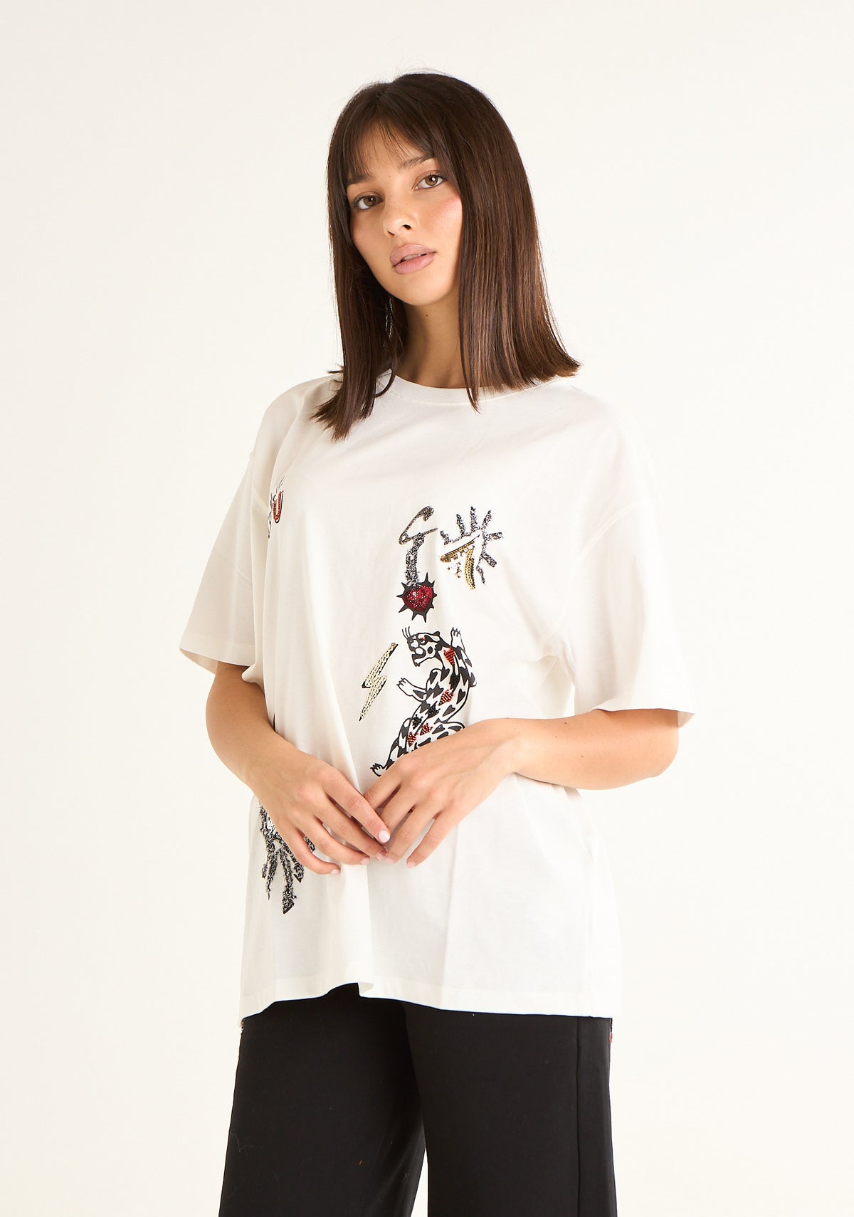 T-shirt con ricami e stampe