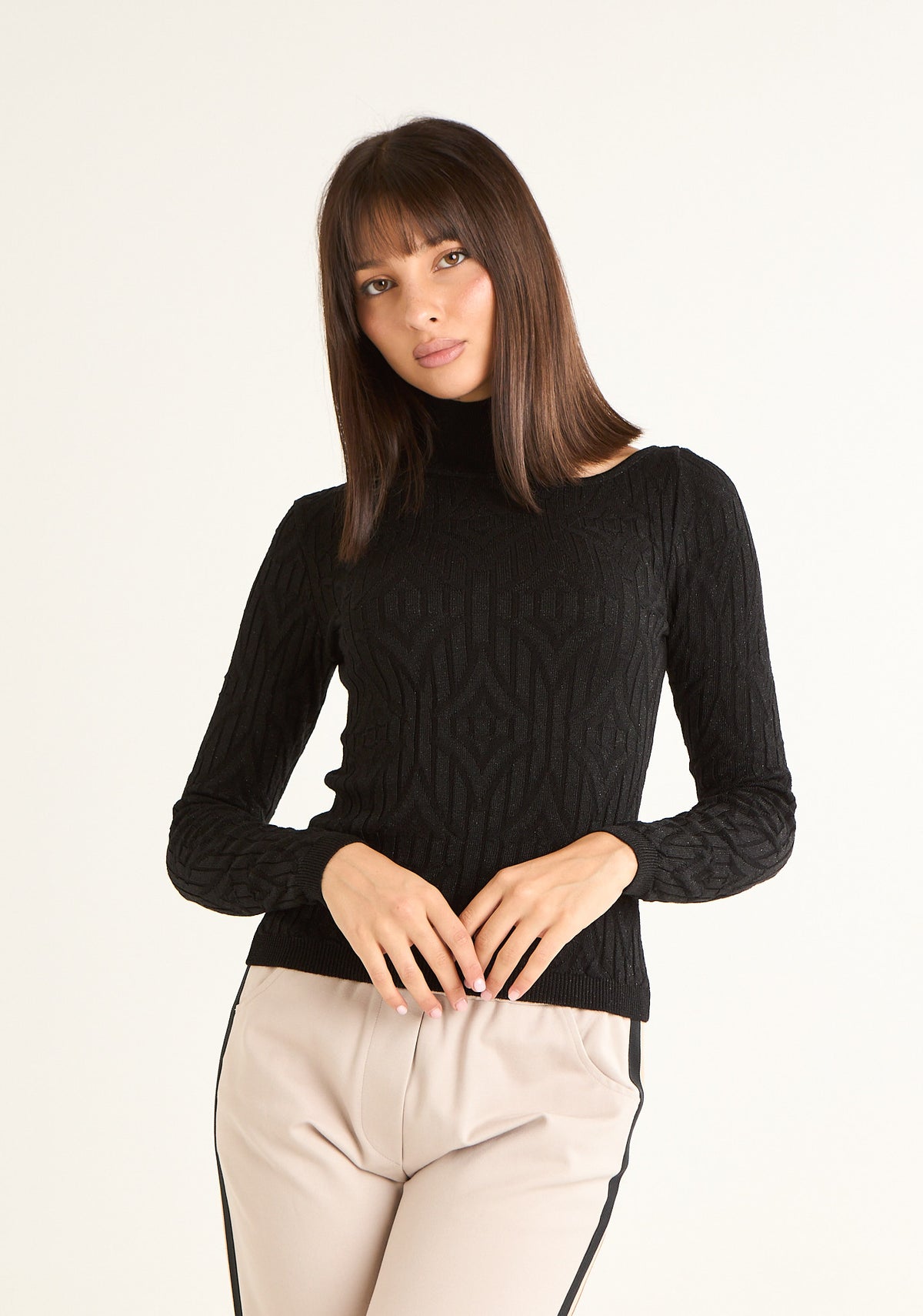 Maglia dolcevita con cut out su spalla