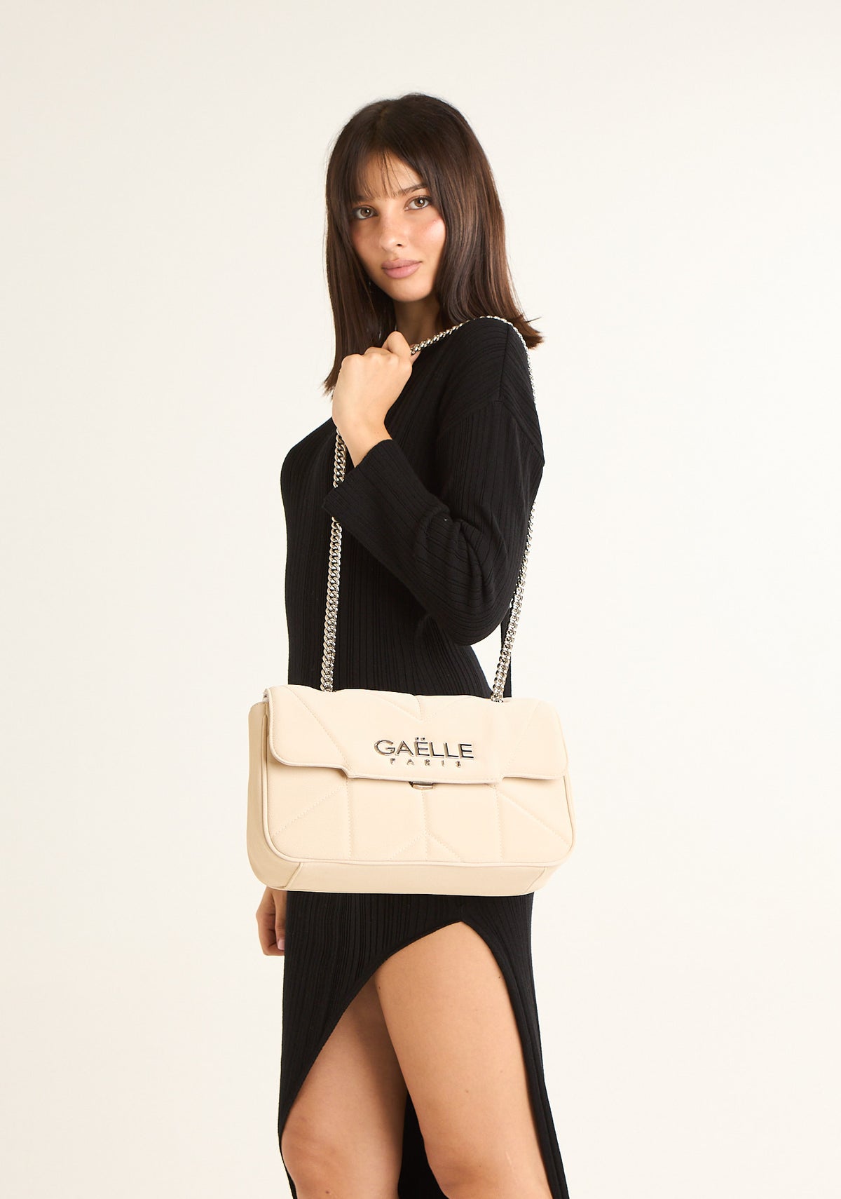 Borsa maxi con logo in metallo su patta