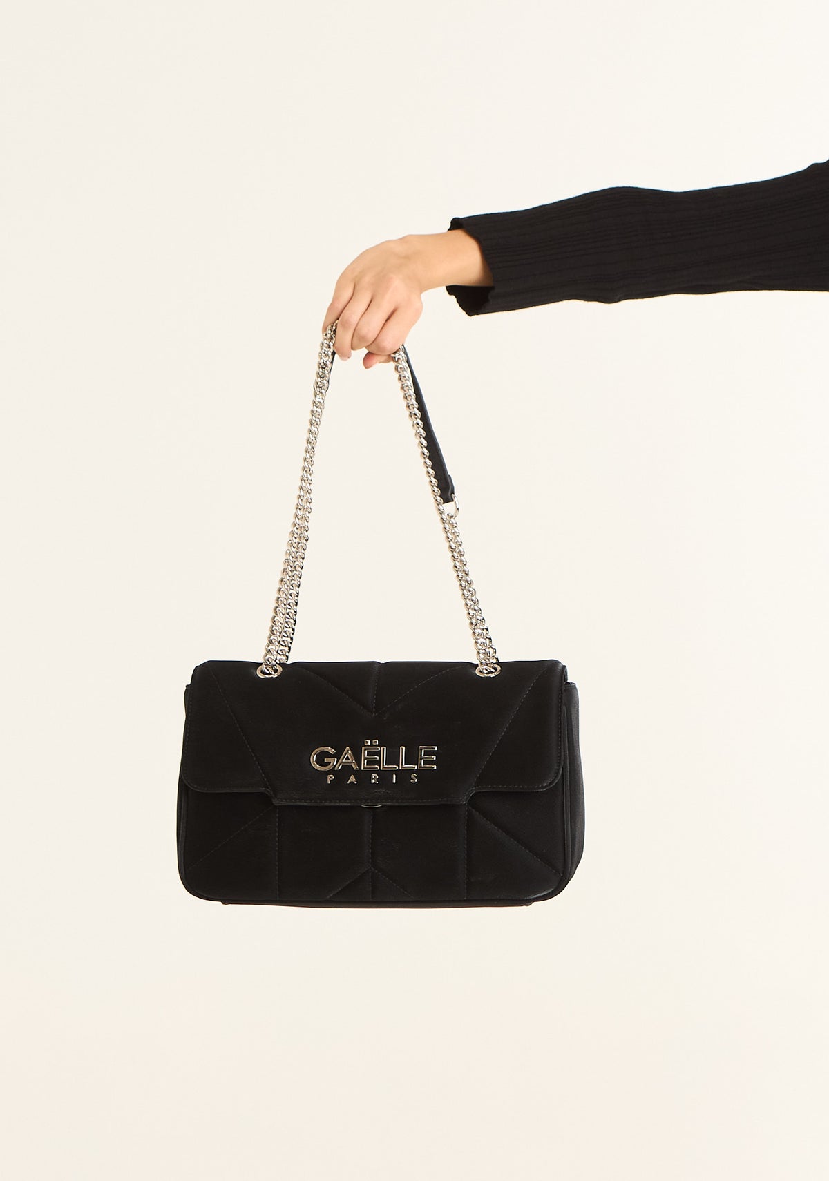 Borsa maxi con logo in metallo su patta