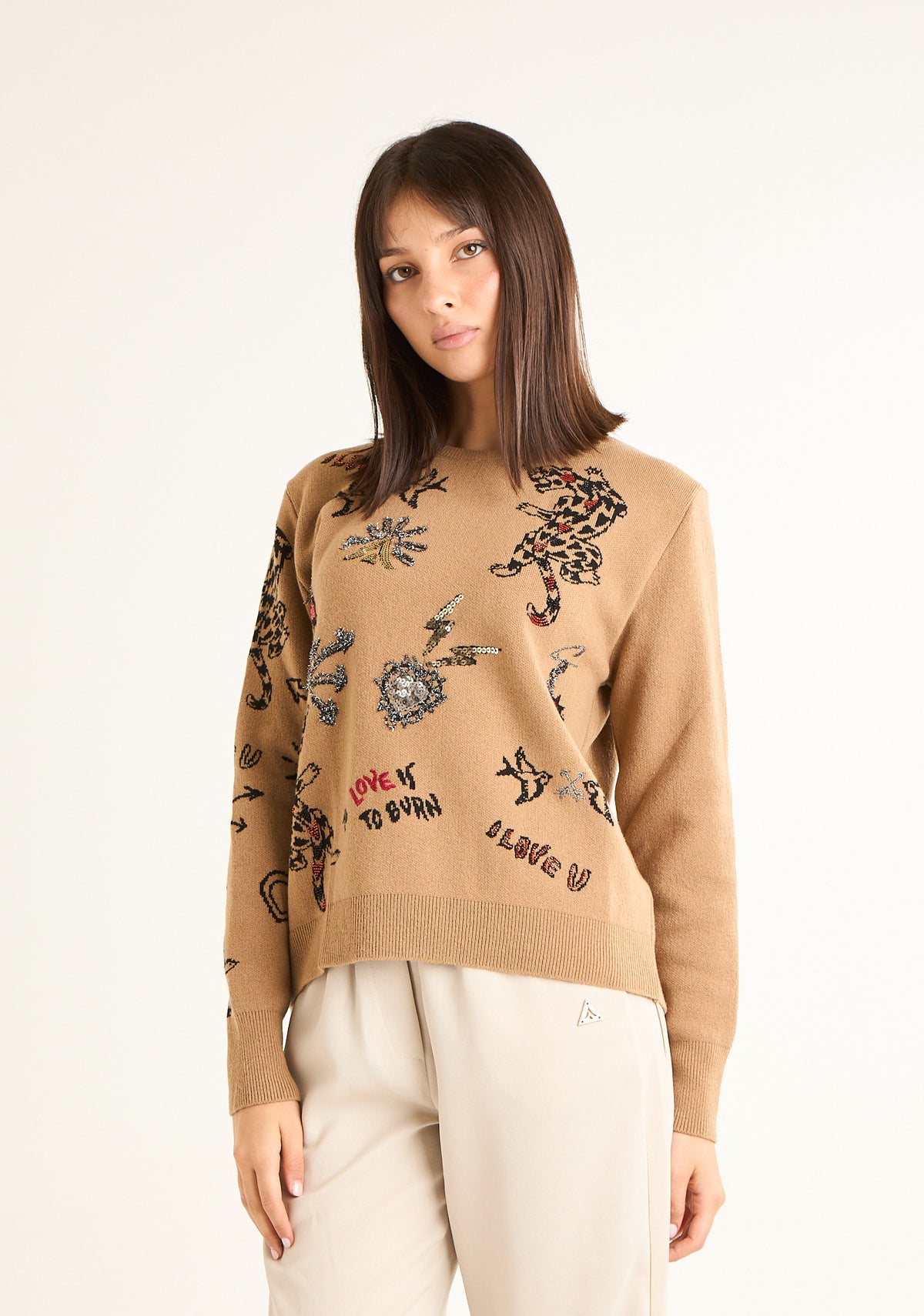 Maglia con ricami multicolor