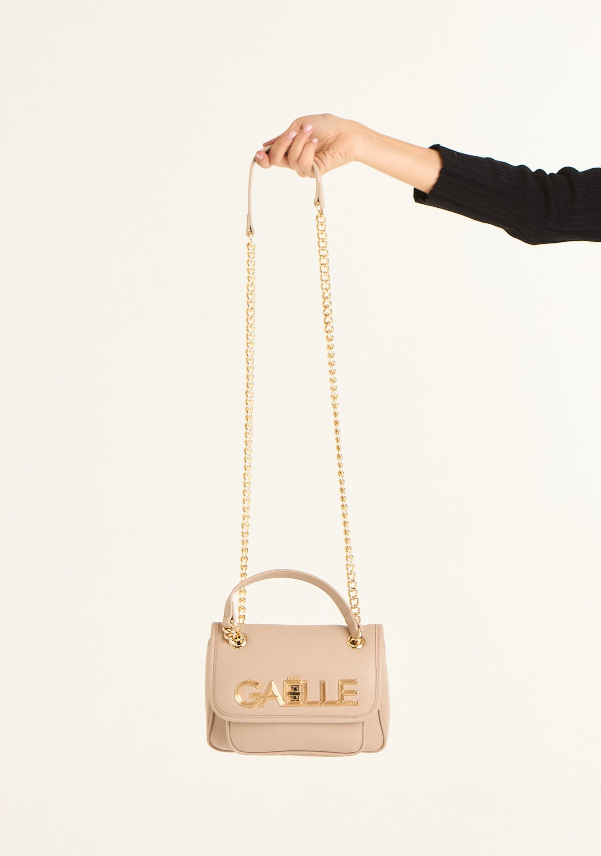 Borsa a tracolla con logo dorato grande