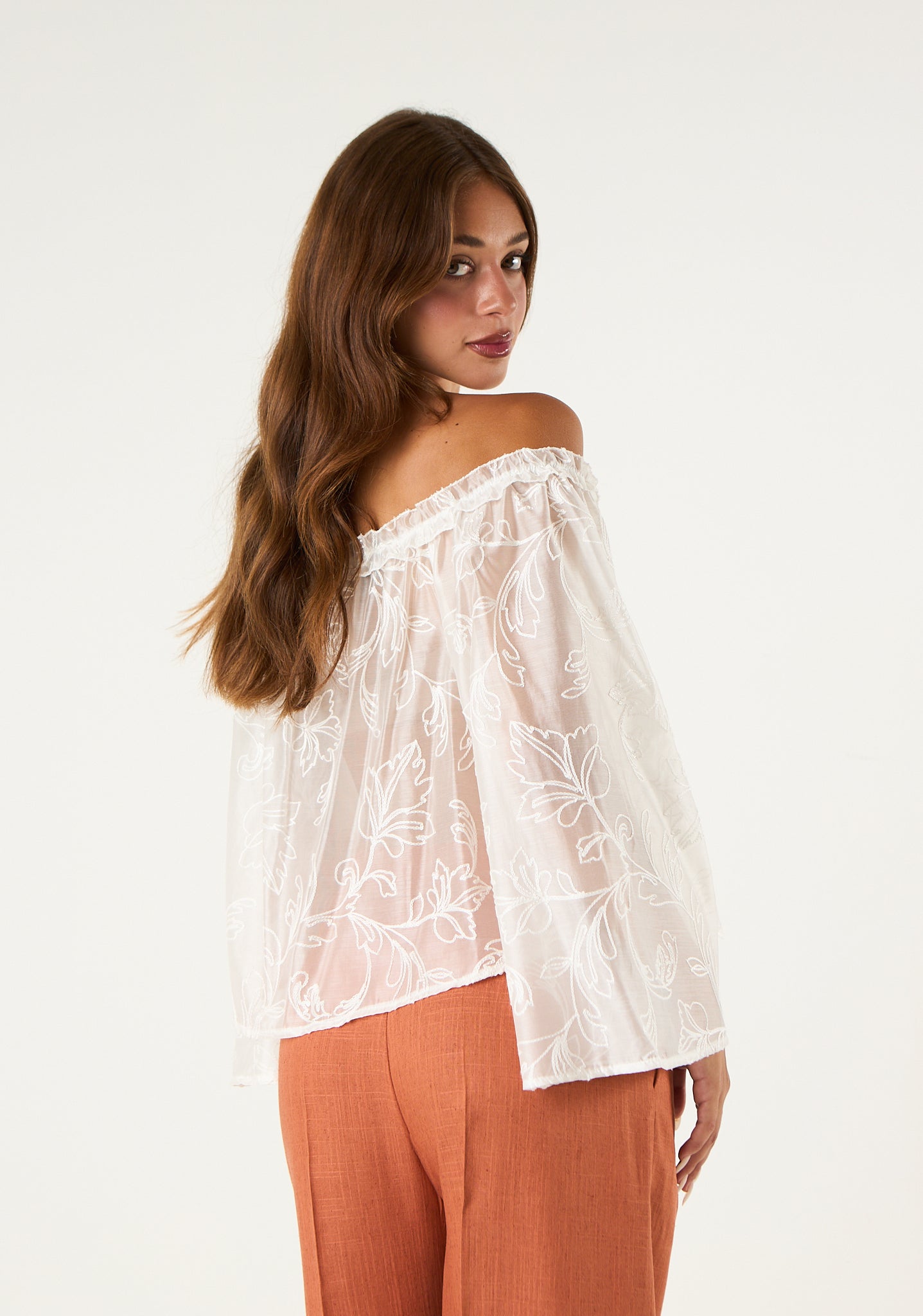 Blusa trasparente con scollo a barca