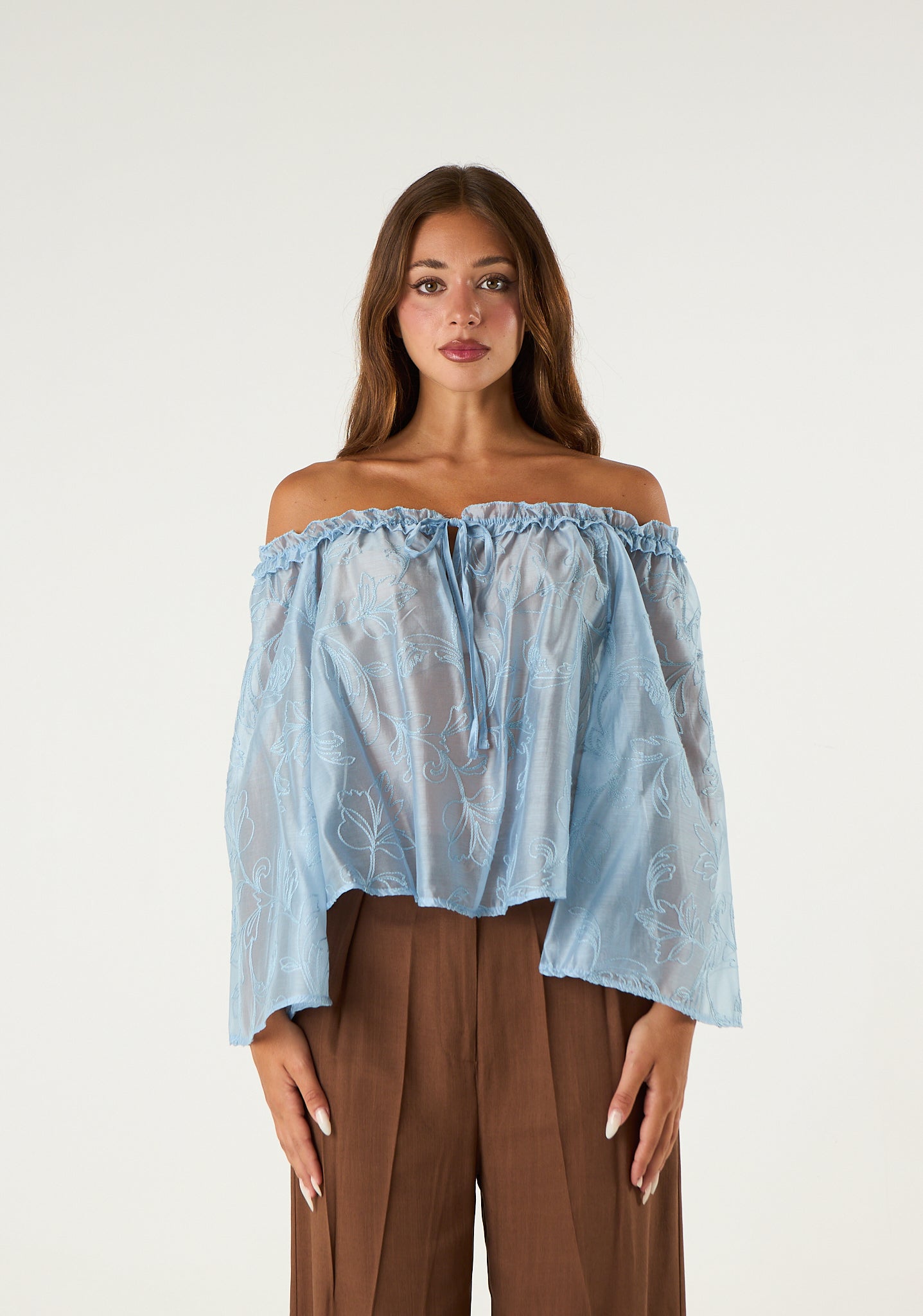 Blusa trasparente con scollo a barca
