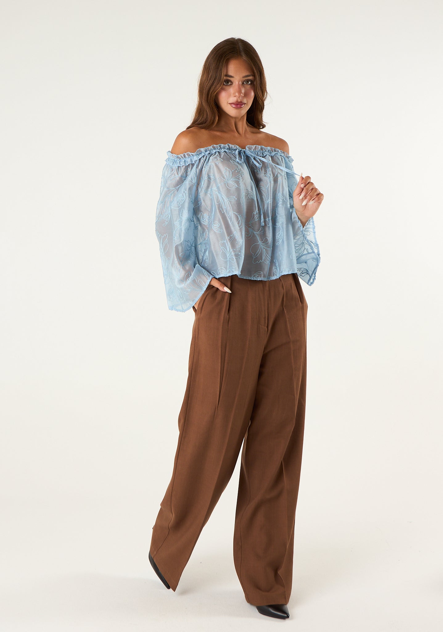 Blusa trasparente con scollo a barca