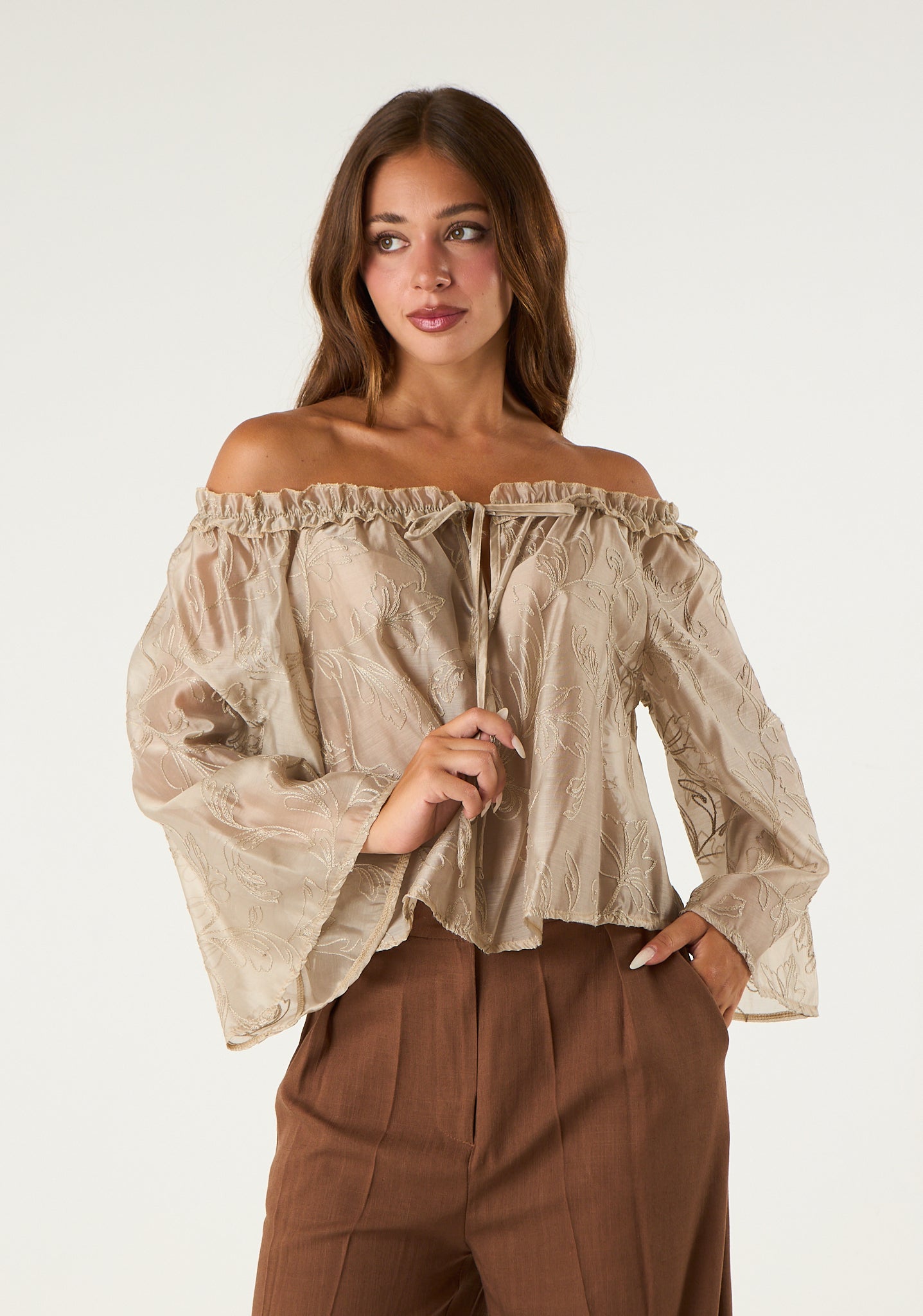 Blusa trasparente con scollo a barca