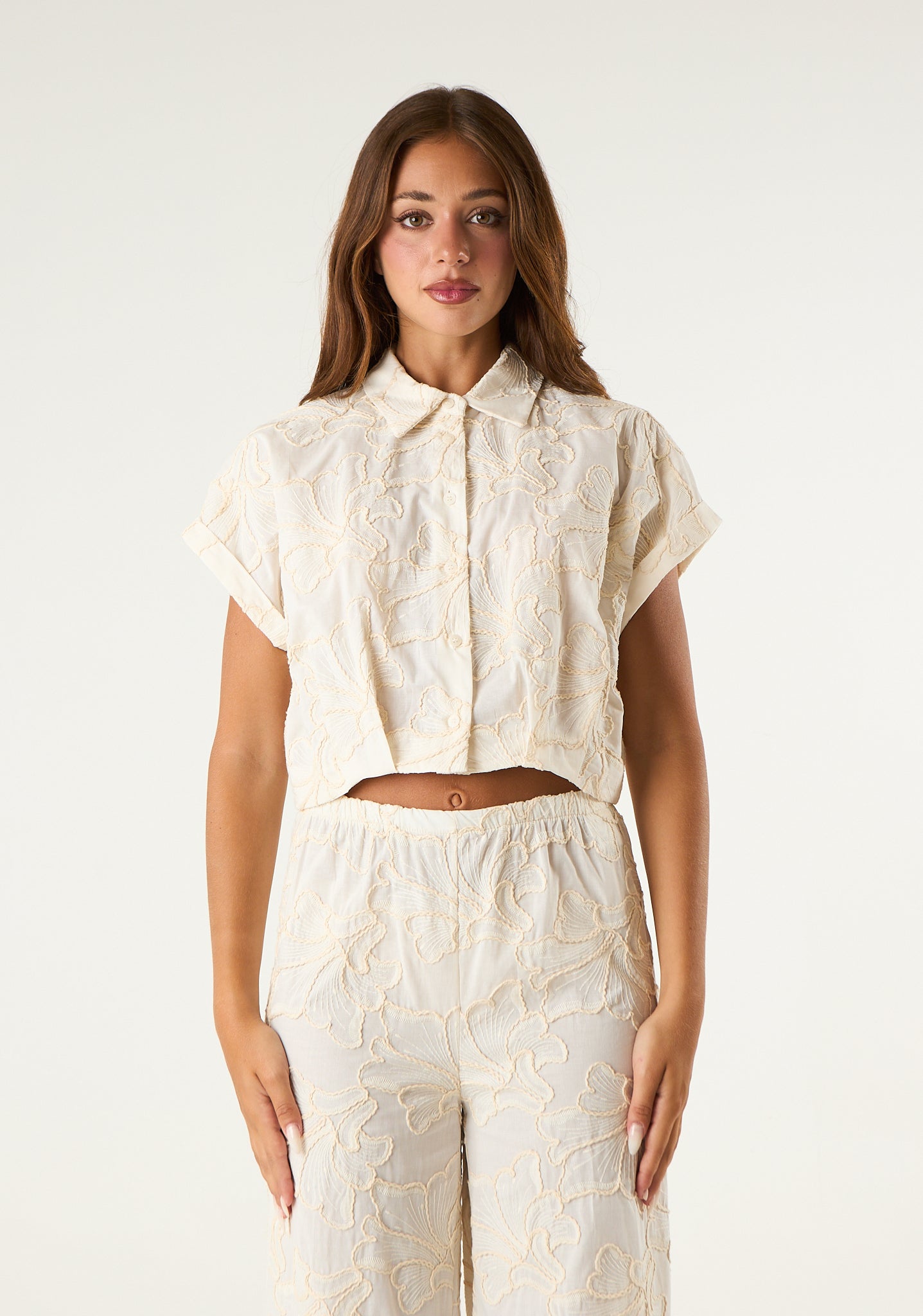 Camicia crop con ricami a rilievo
