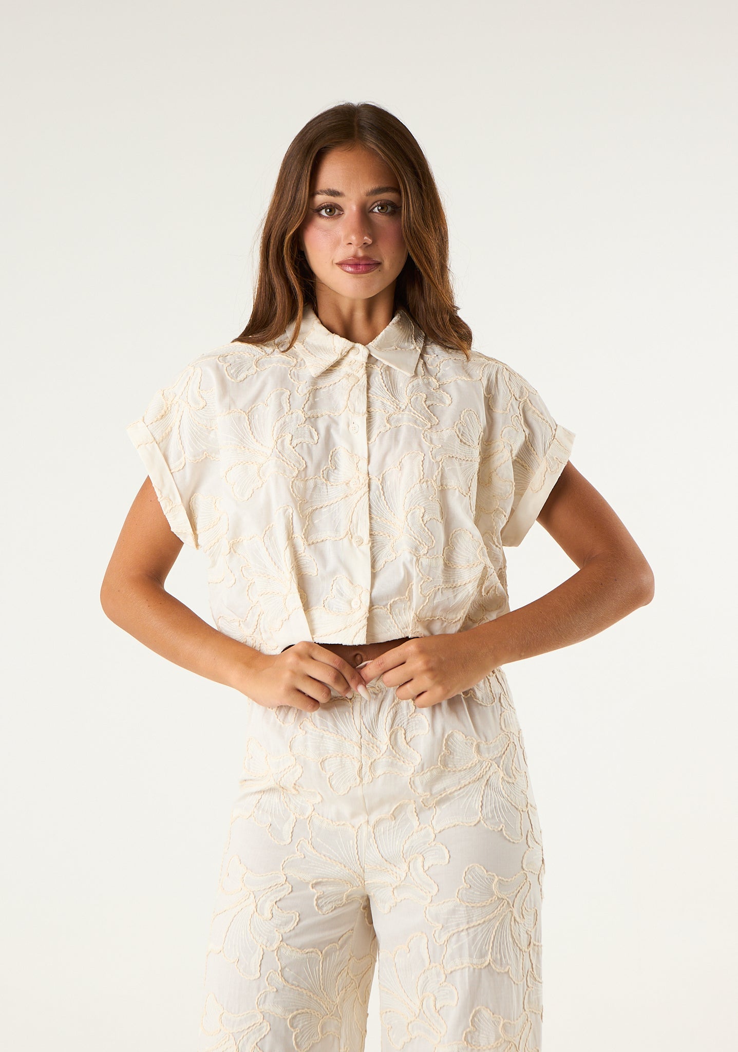 Camicia crop con ricami a rilievo