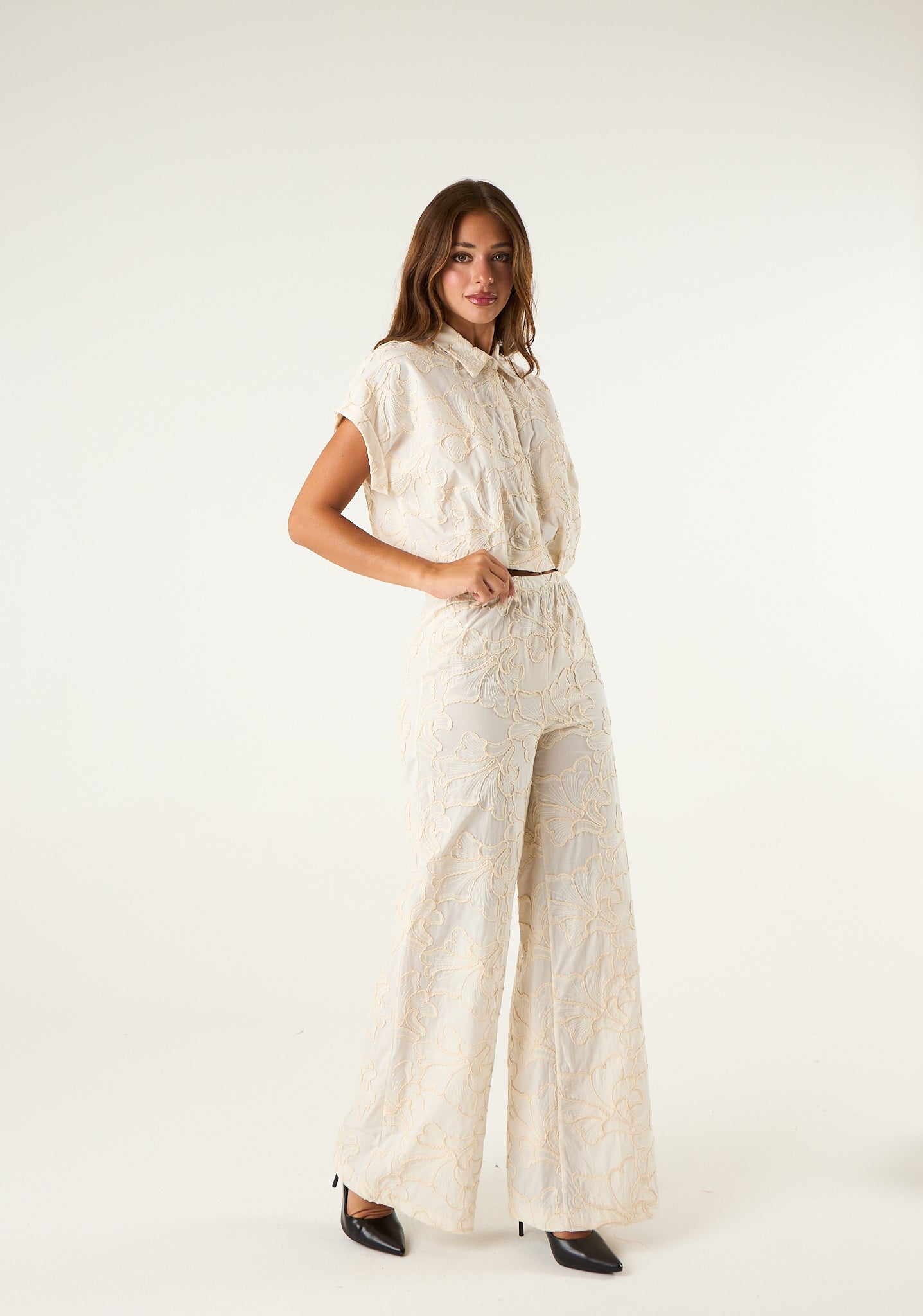 Pantalone palazzo con ricami in rilievo