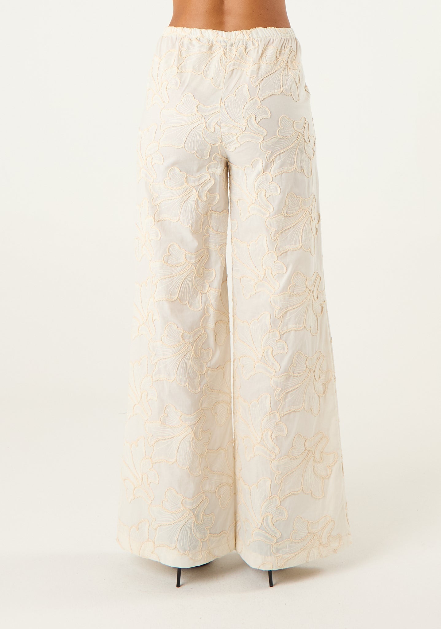 Pantalone palazzo con ricami in rilievo