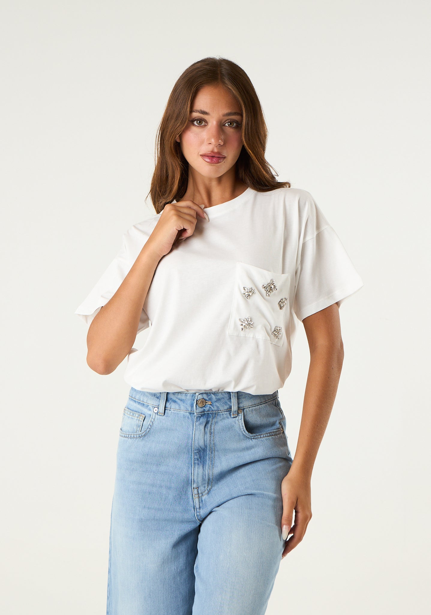 T-shirt con applicazioni frontali
