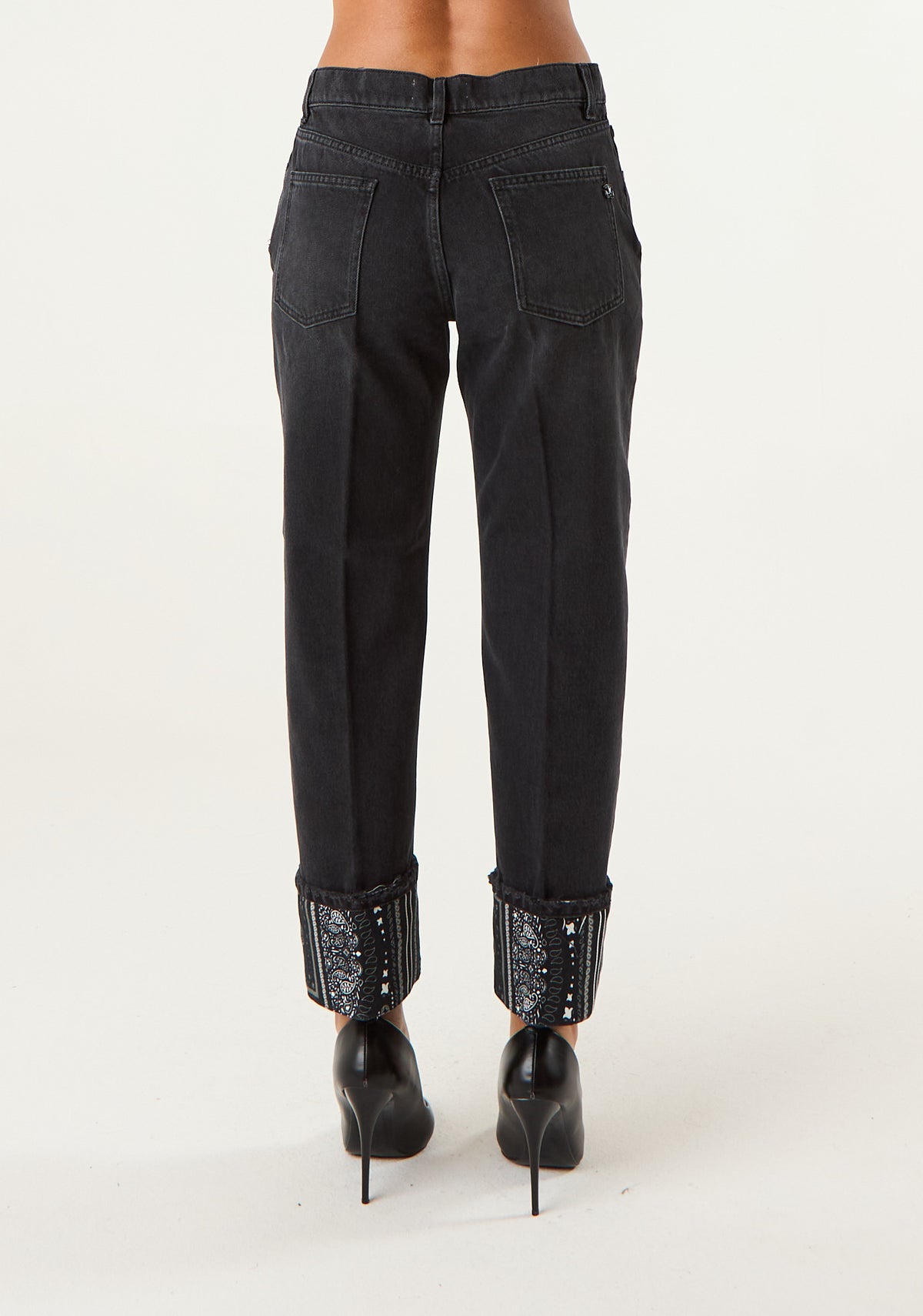 Jeans con maxi risvolto decorato