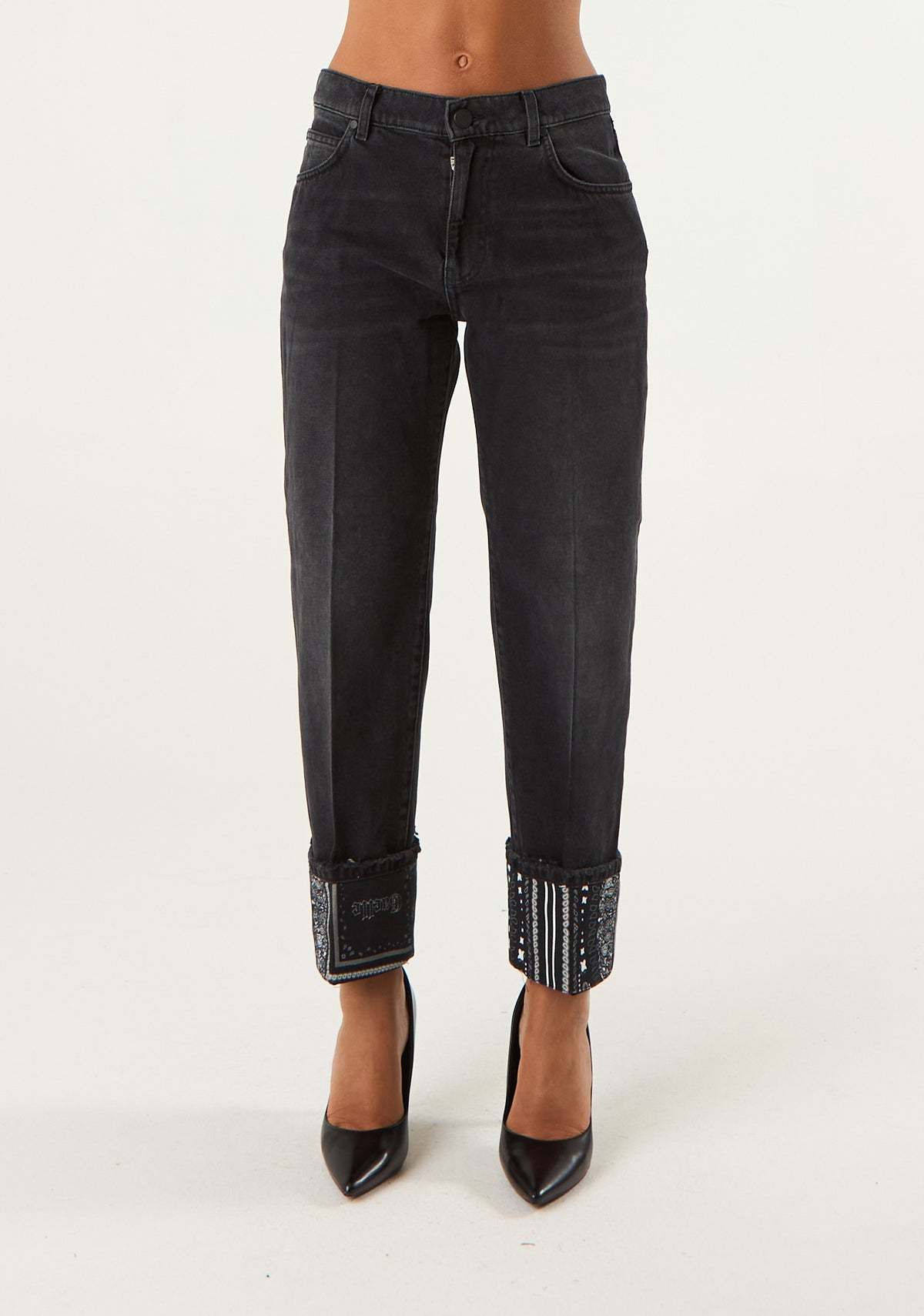 Jeans con maxi risvolto decorato