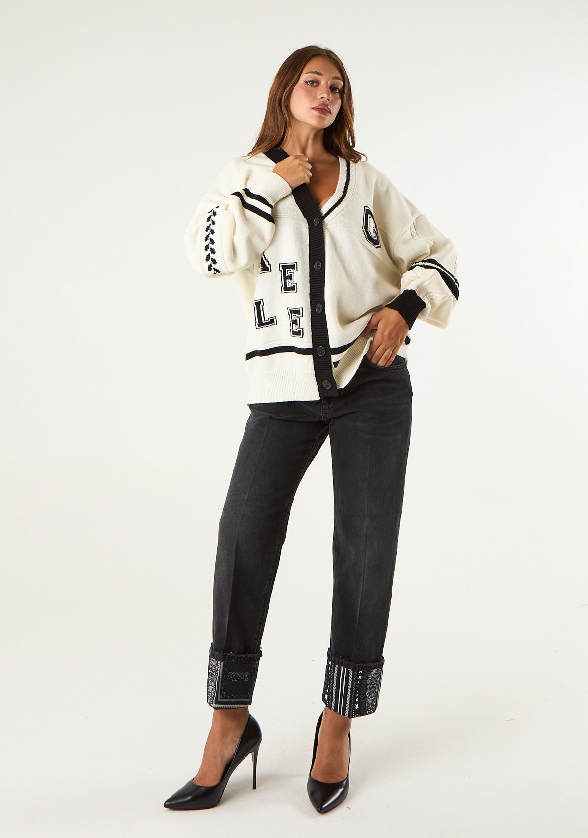 Jeans con maxi risvolto decorato