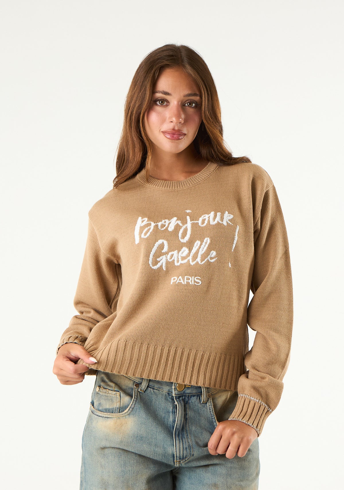 Pullover con frase ricamata