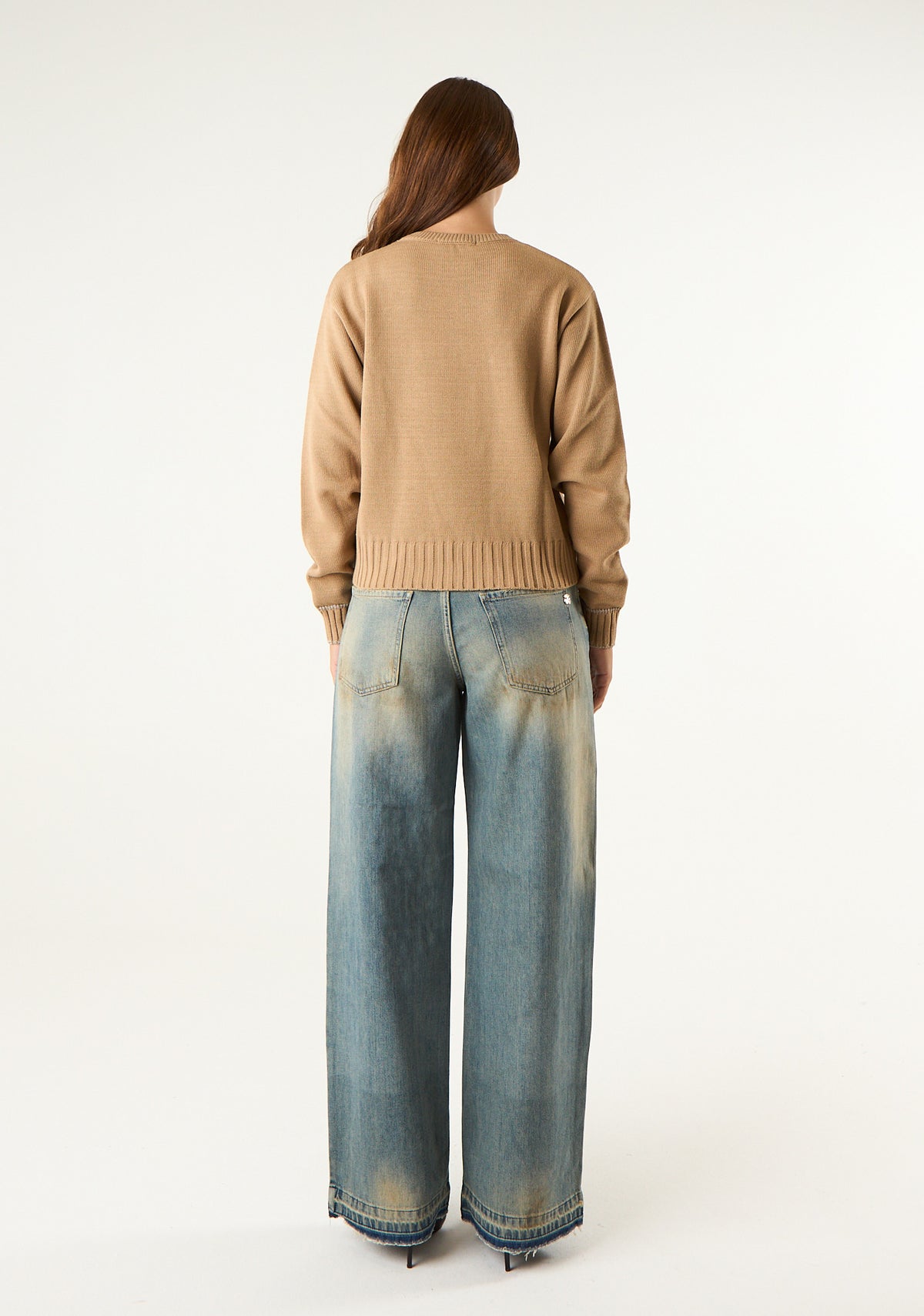 Pullover con frase ricamata