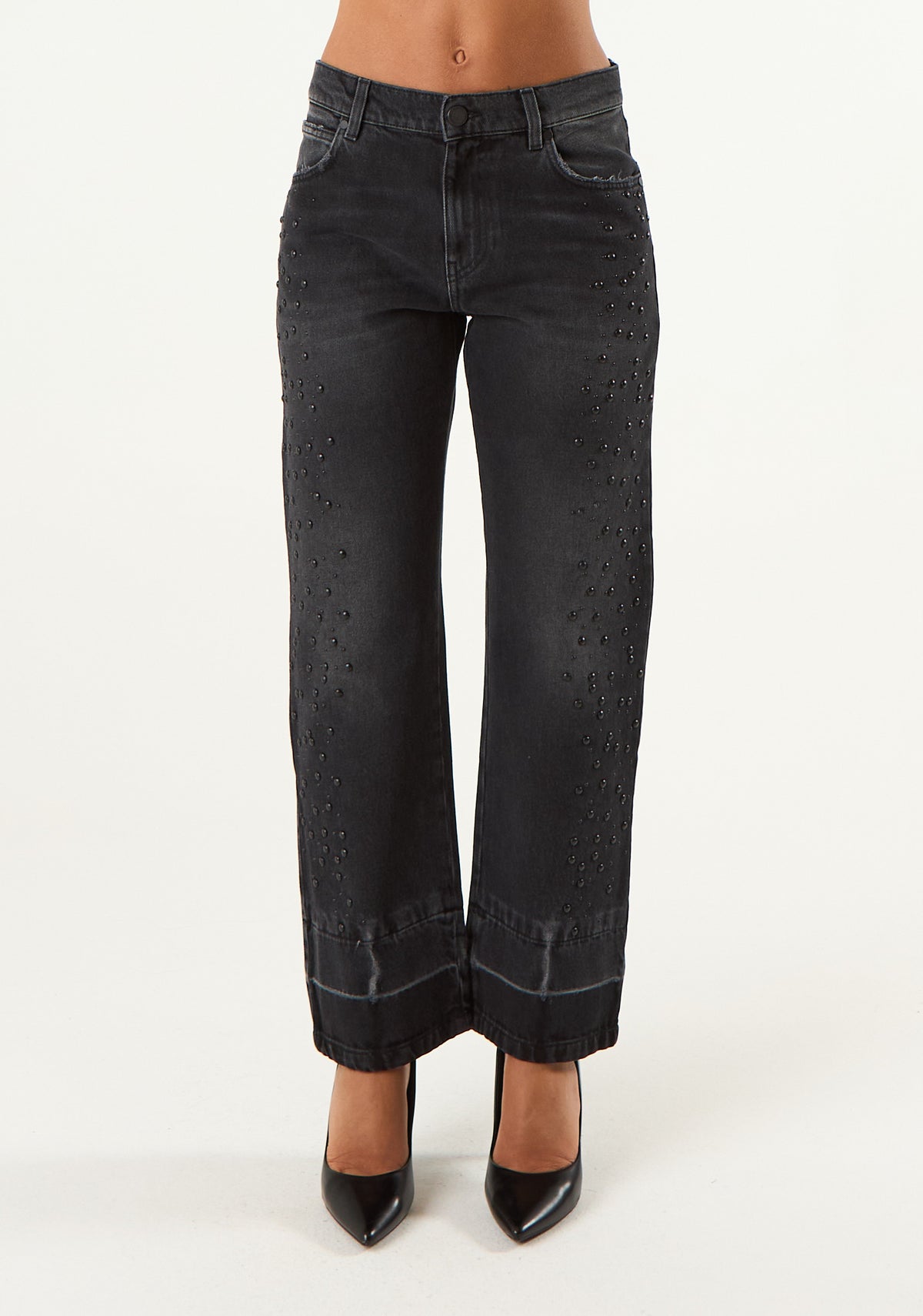 Jeans con borchie nere