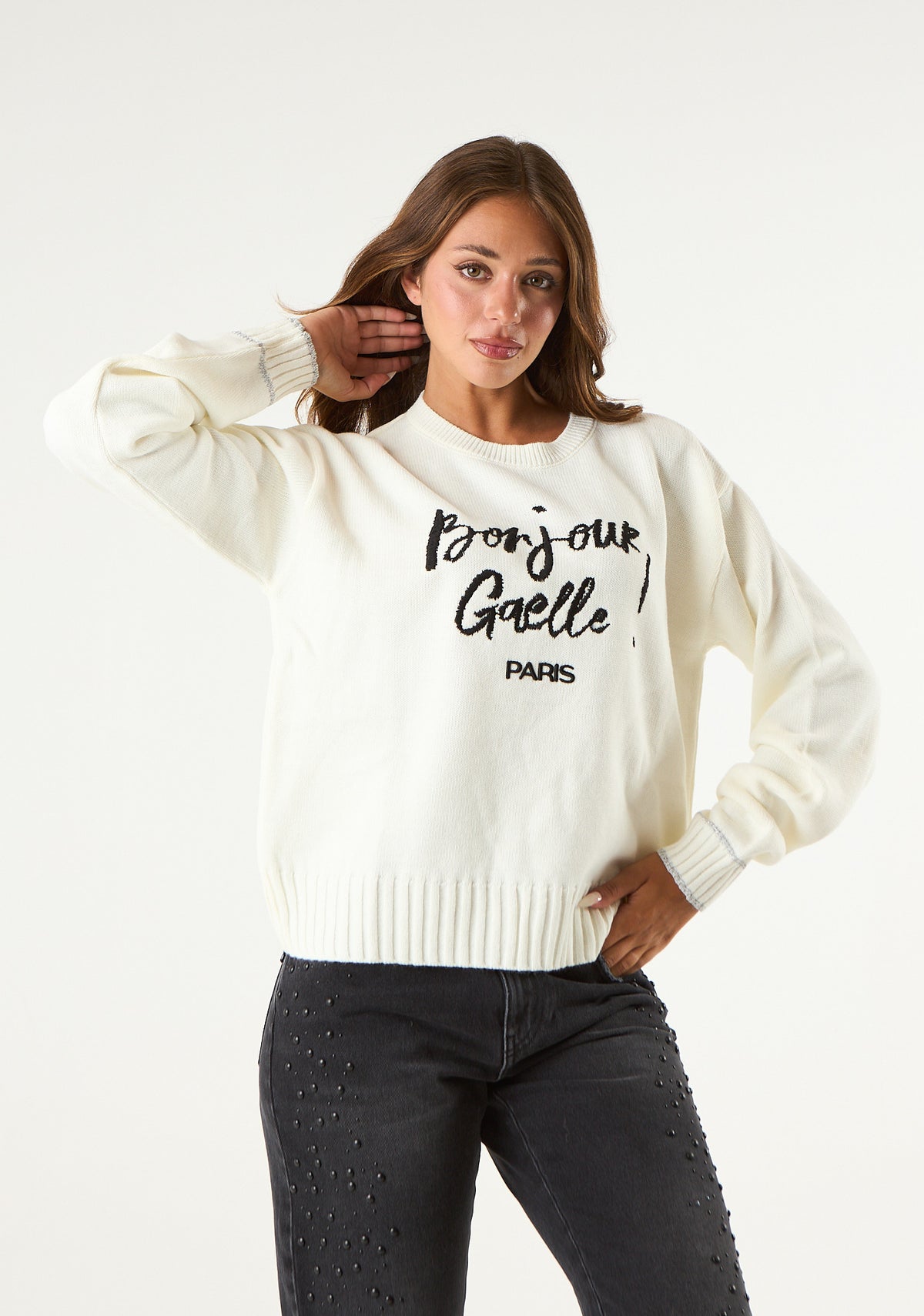 Pullover con frase ricamata