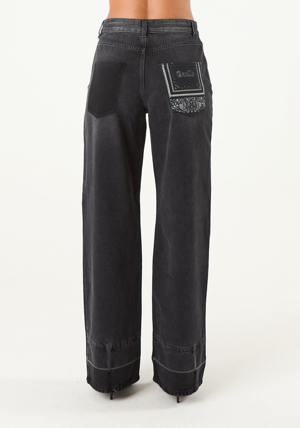 Jeans dritto con rotture