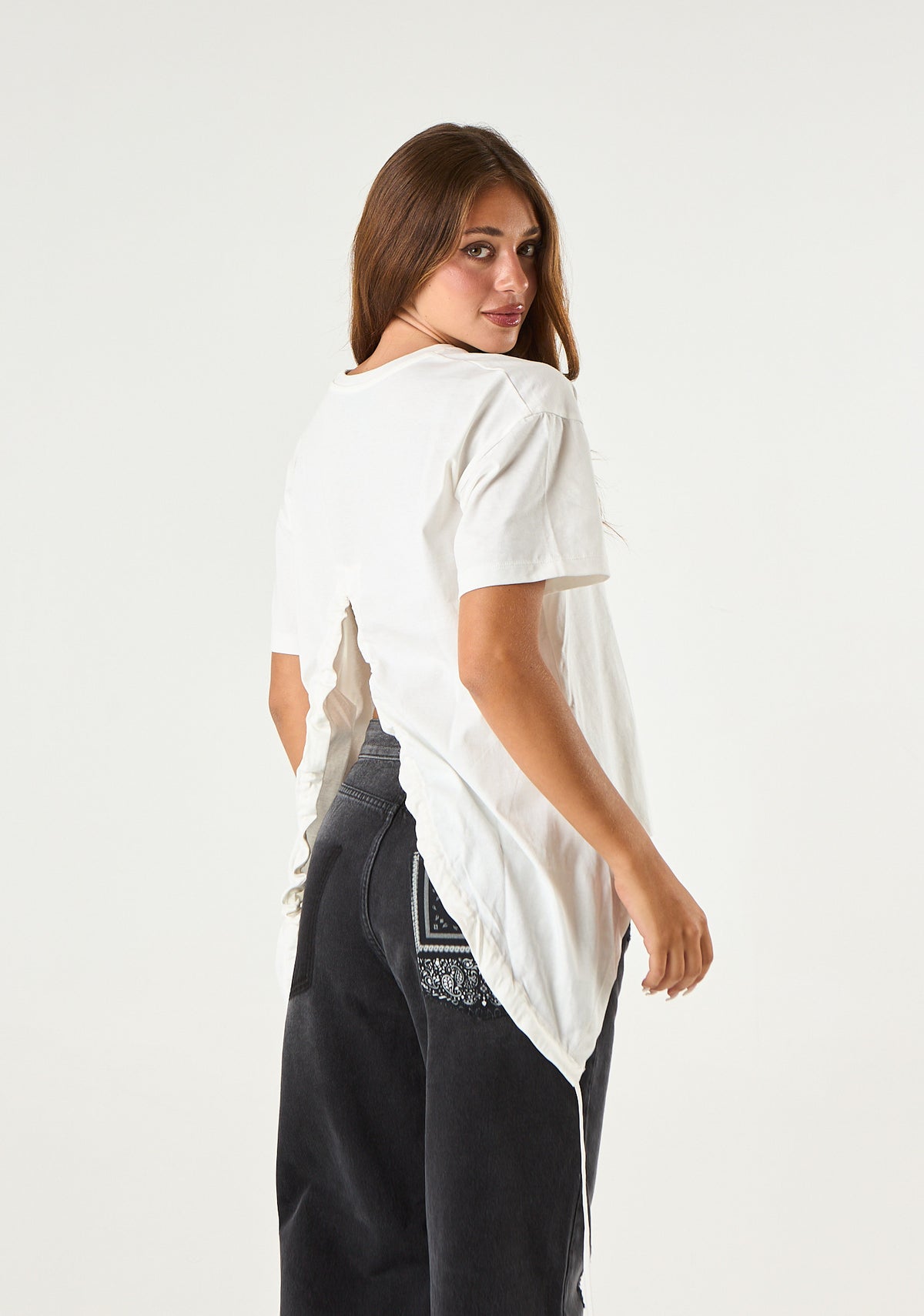 T-shirt cuore con ricamo laterale