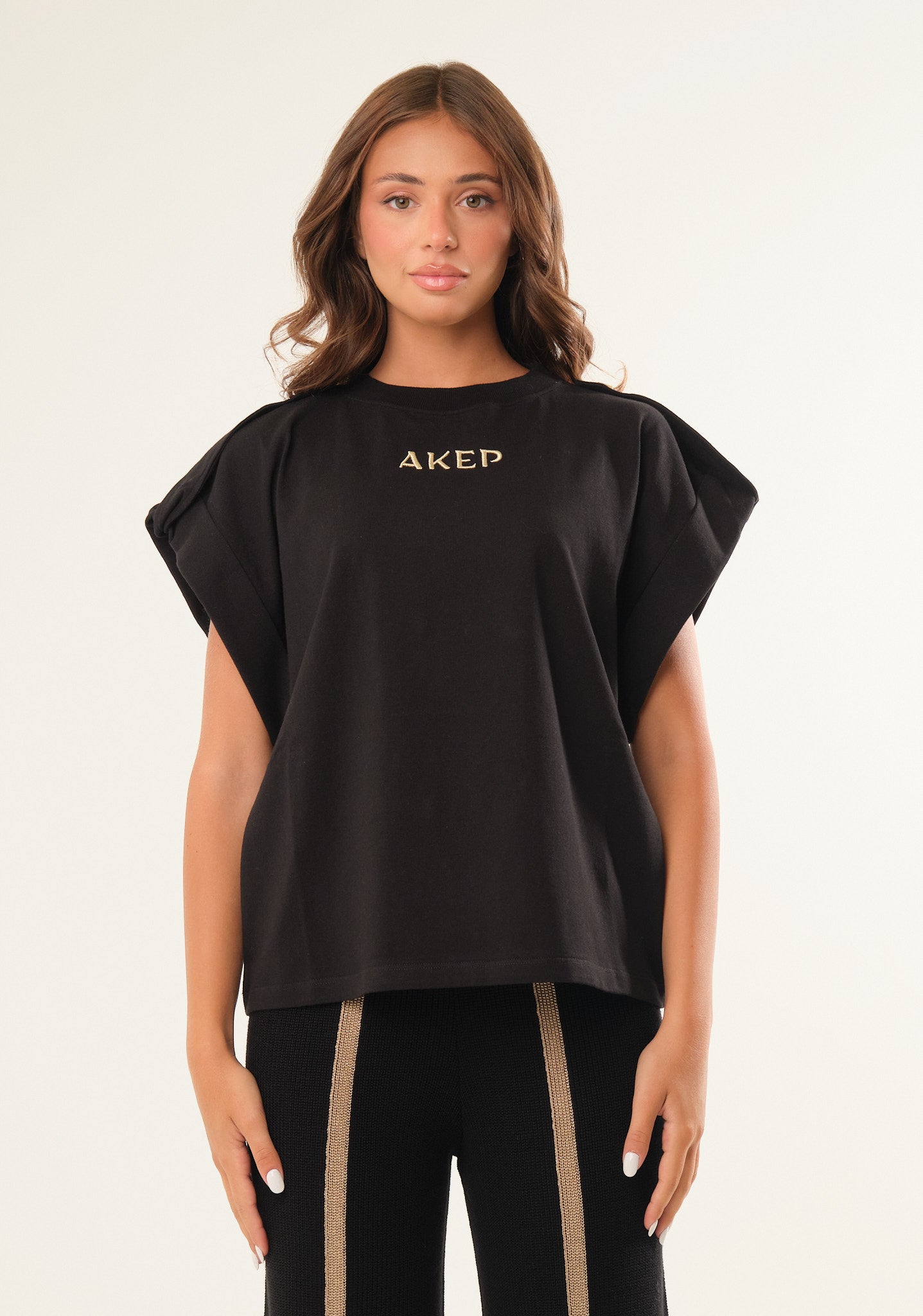 T-shirt con ampio giromanica