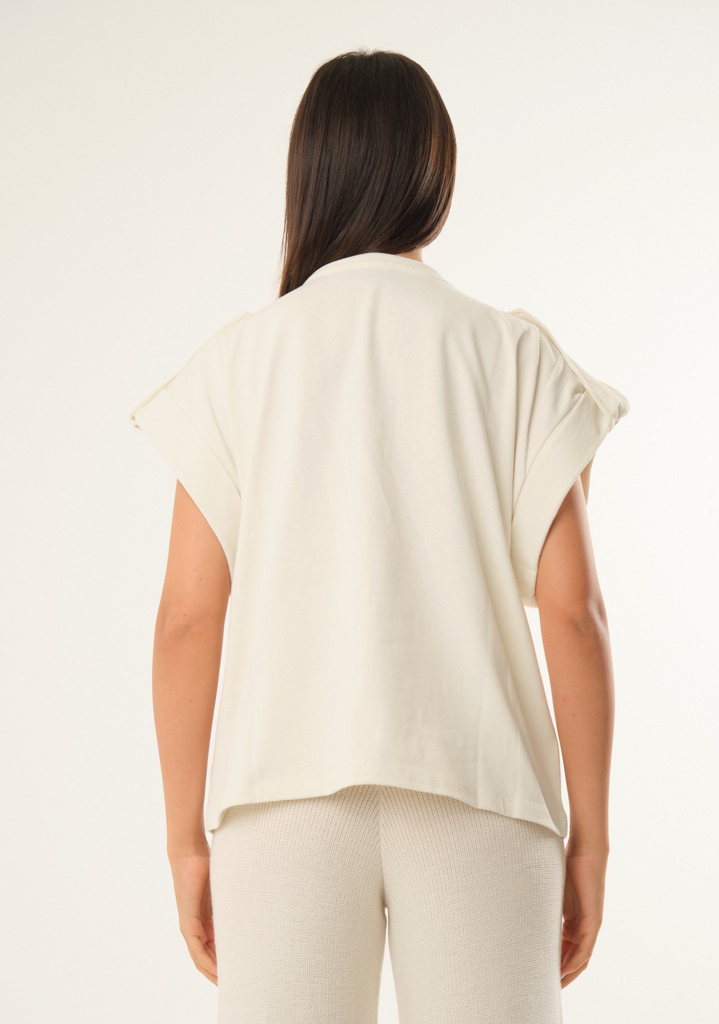 T-shirt con ampio giromanica