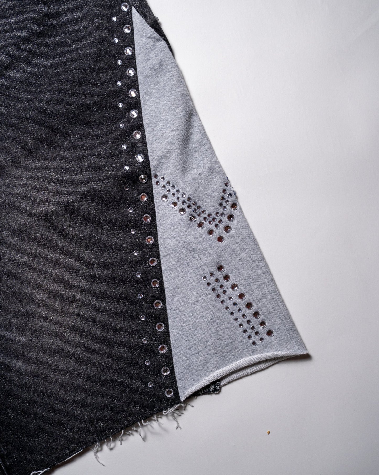Short con inserti in felpa e applicazioni