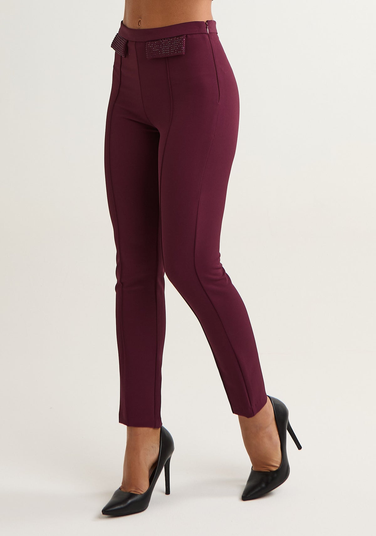 Pantalone slim con patte decorative