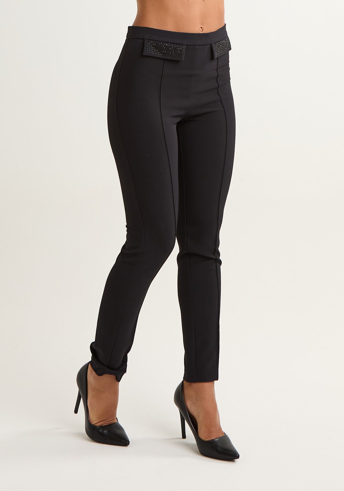 Pantalone slim con patte decorative