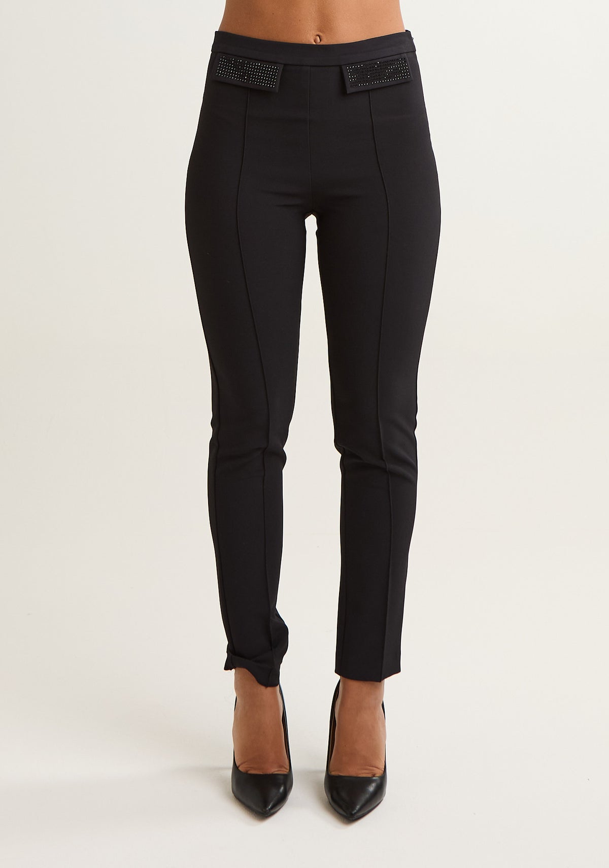 Pantalone slim con patte decorative