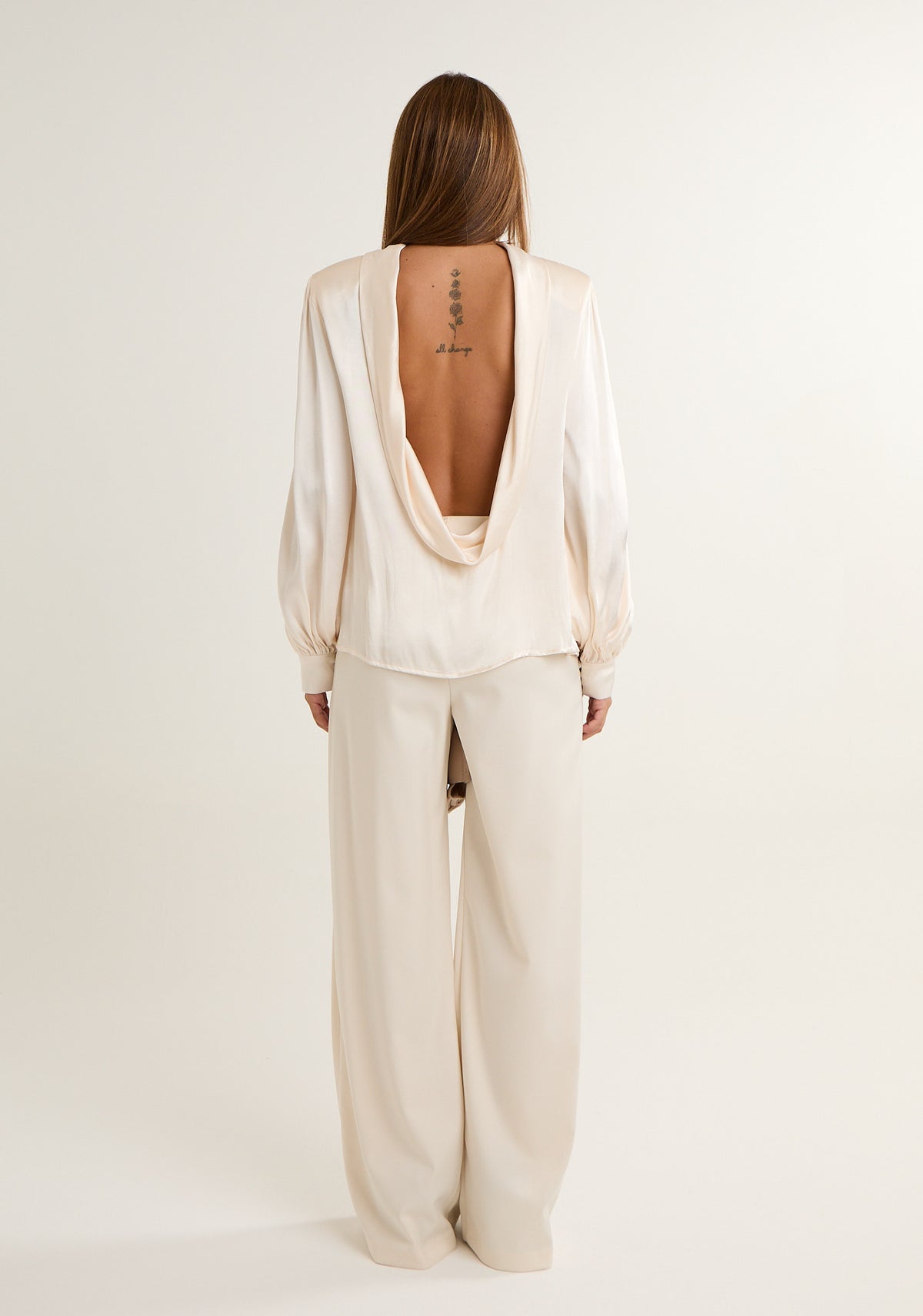 Blusa con scollo ampio posteriore
