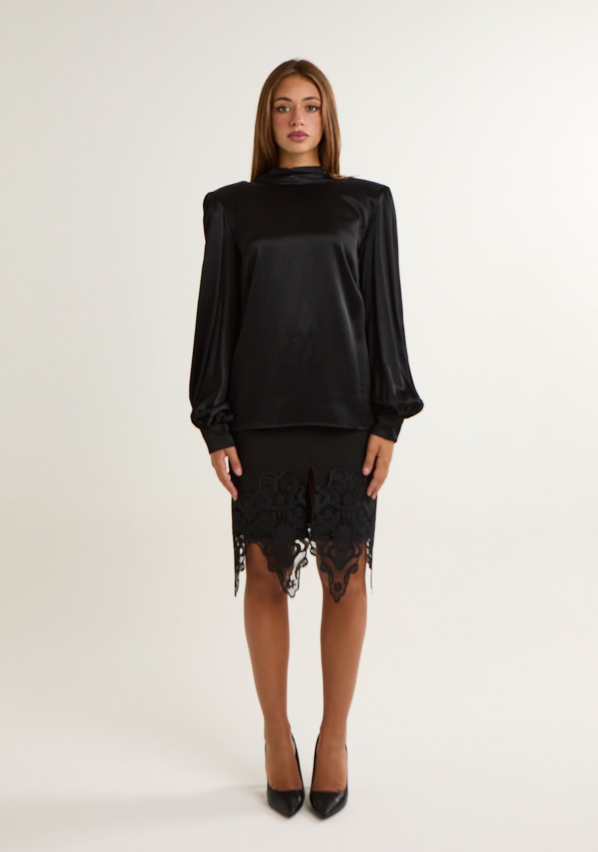 Blusa con scollo ampio posteriore