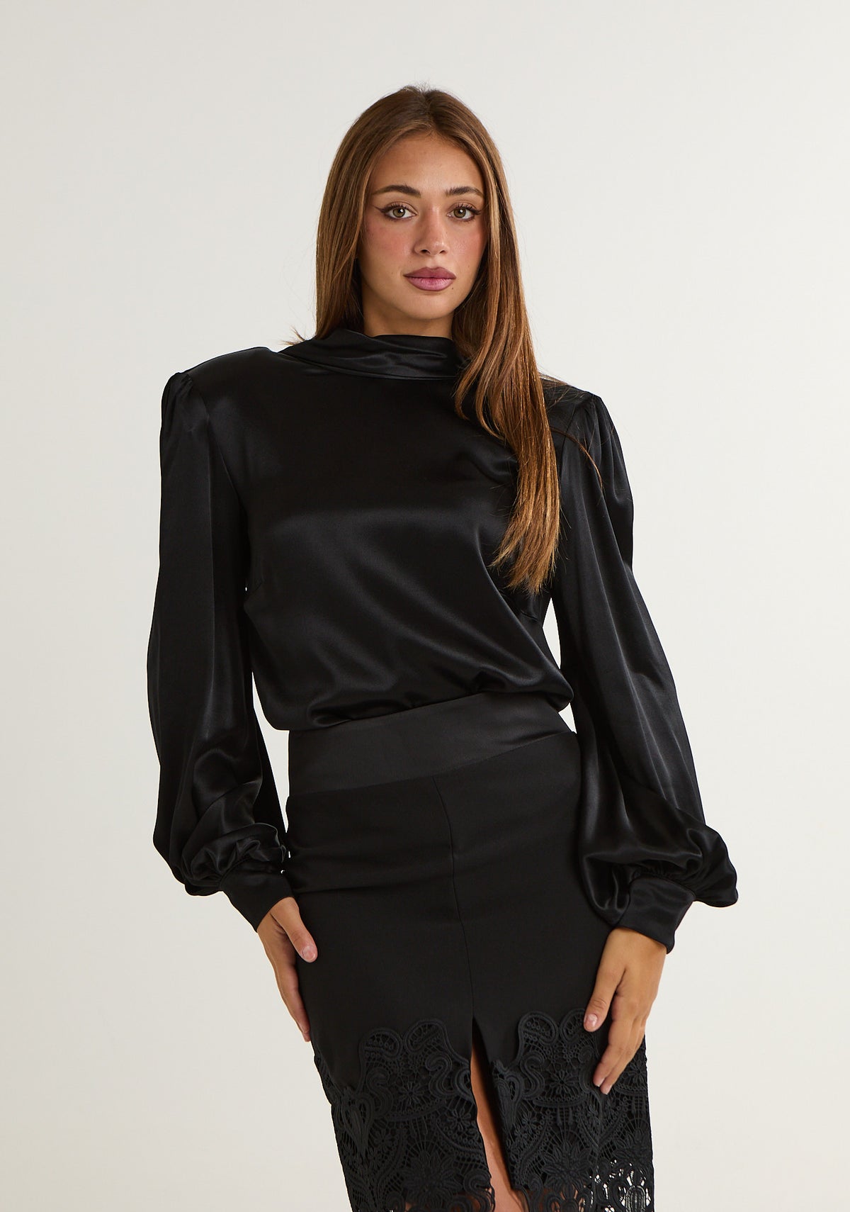 Blusa con scollo ampio posteriore
