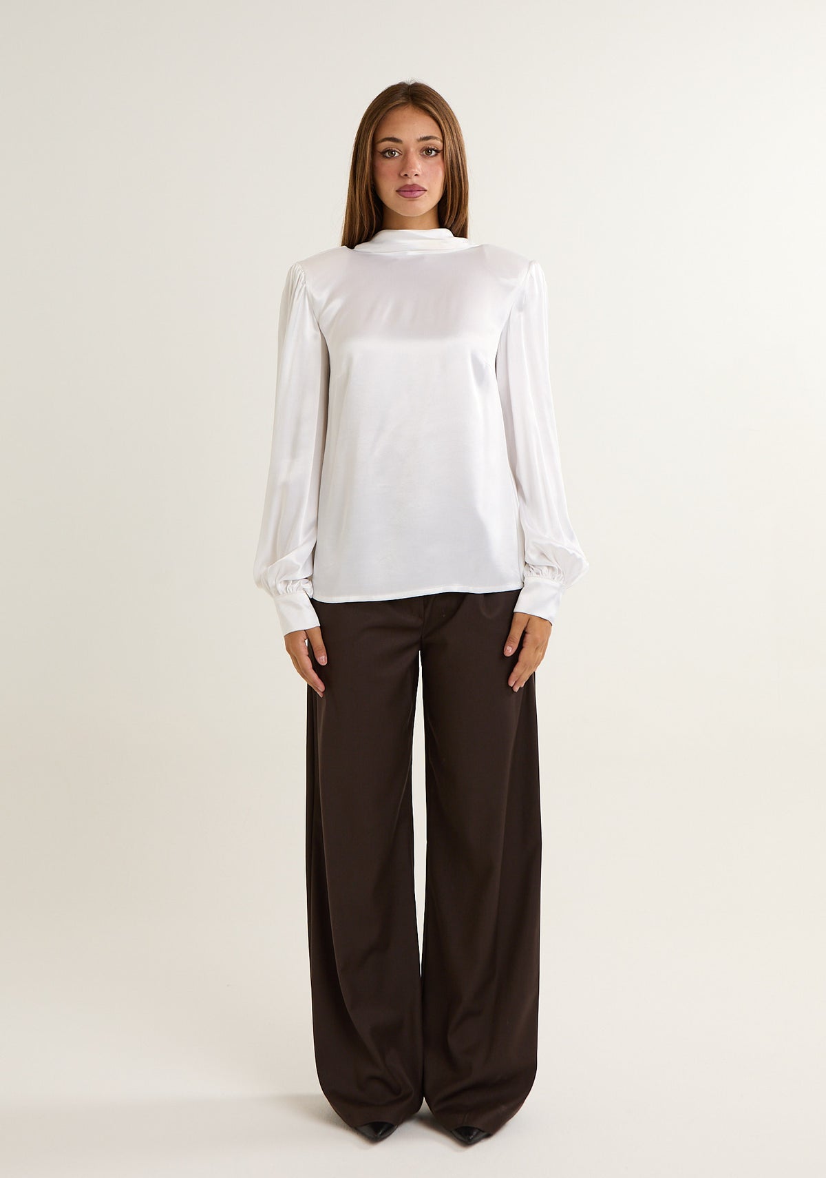 Blusa con scollo ampio posteriore