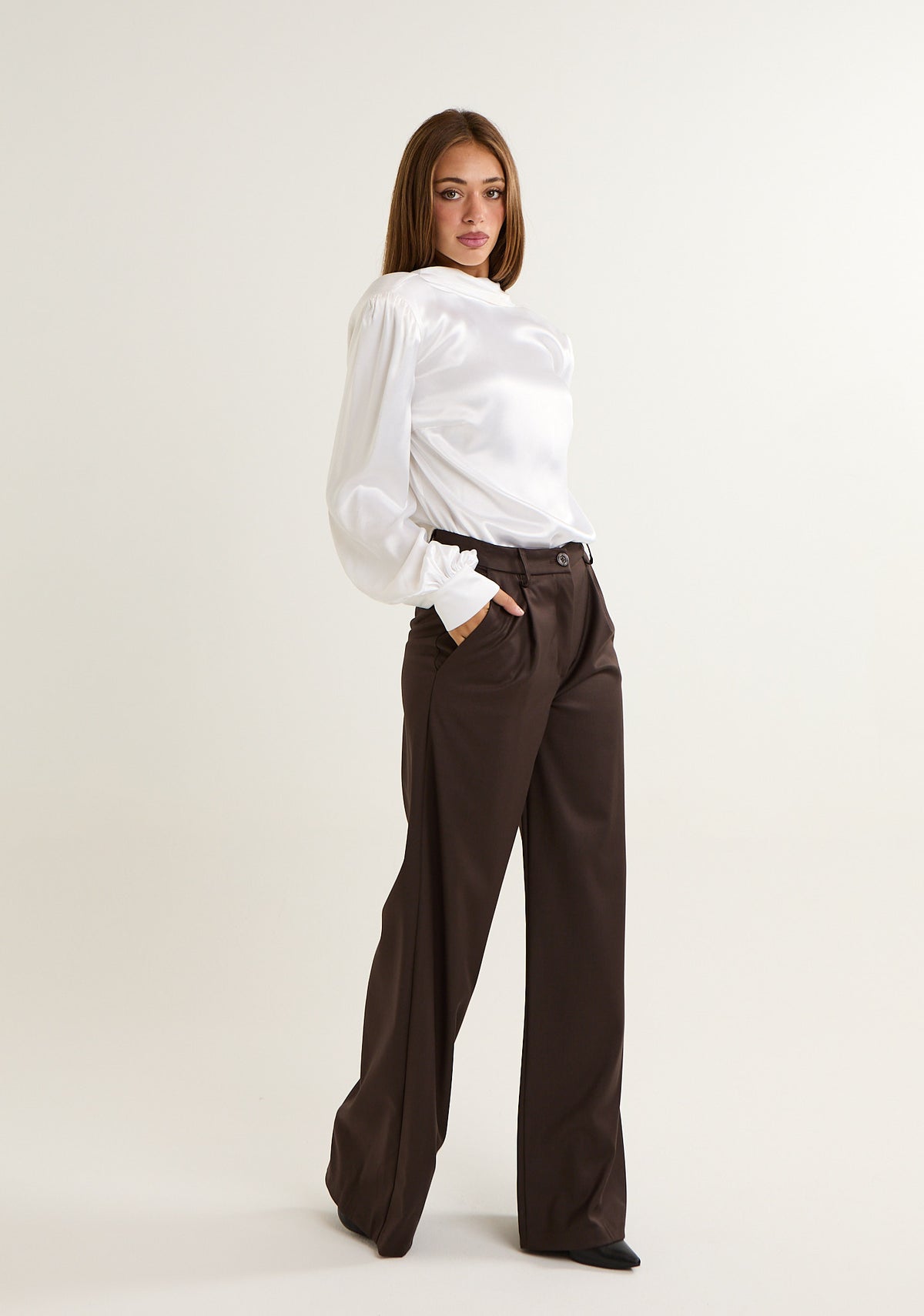 Blusa con scollo ampio posteriore