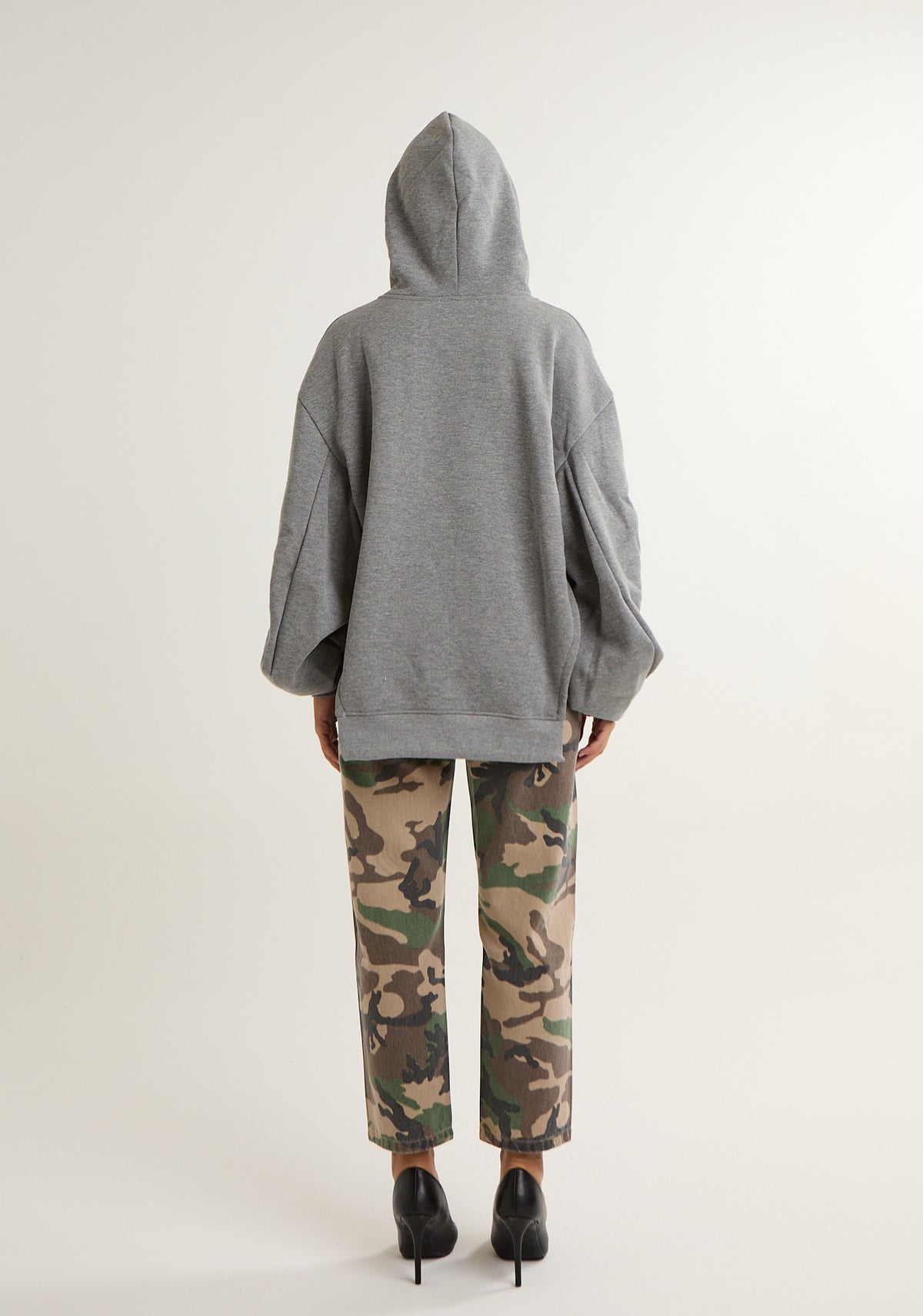Felpa con cut out laterali