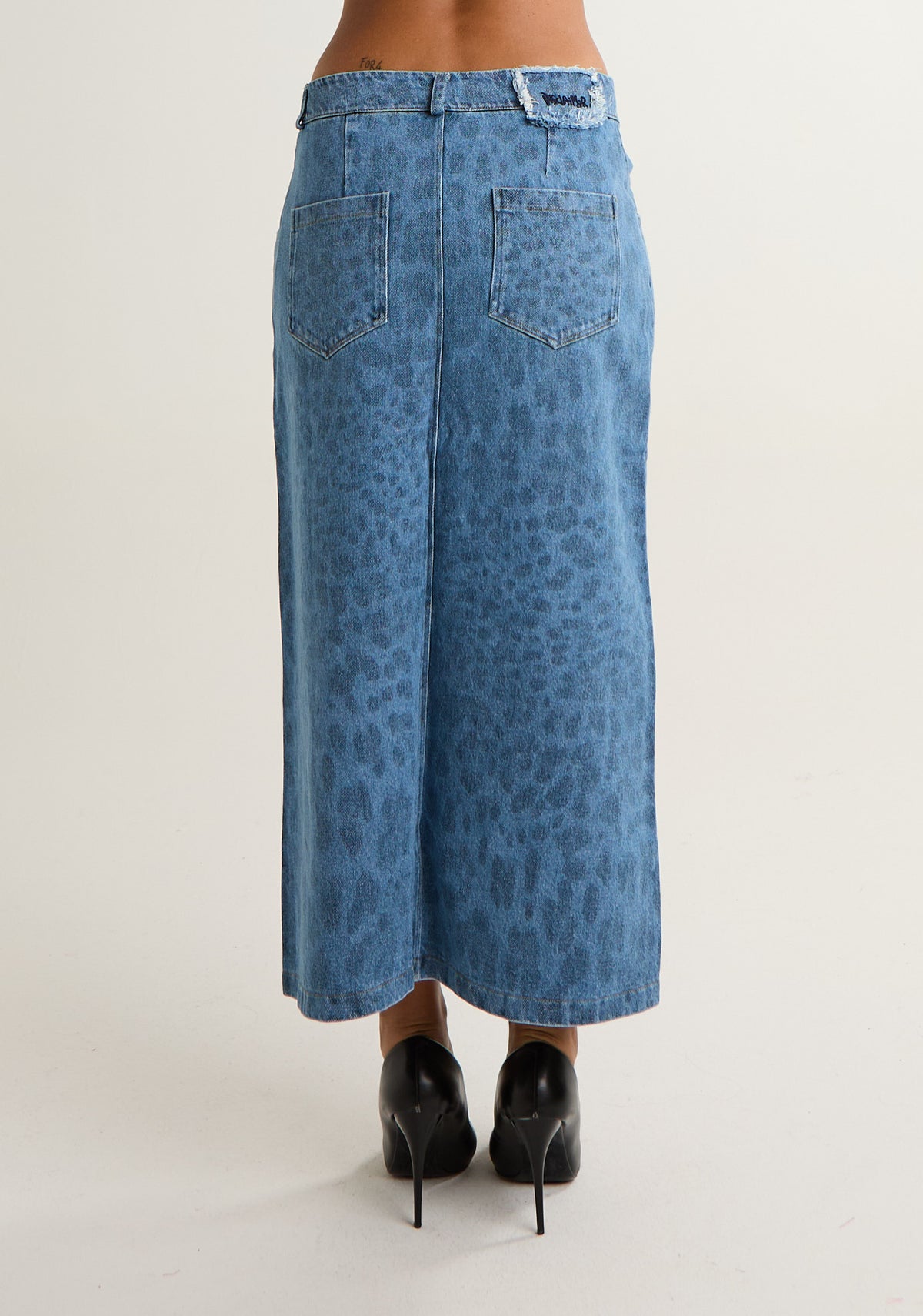 Gonna midi in denim maculato