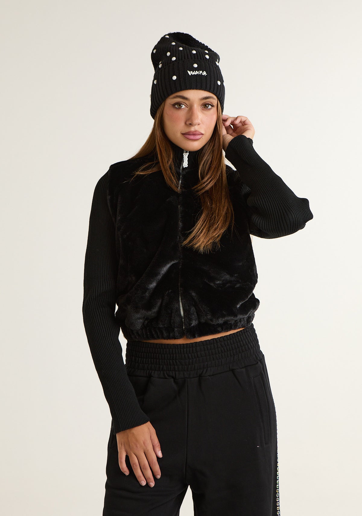 Cappello in maglia con perle