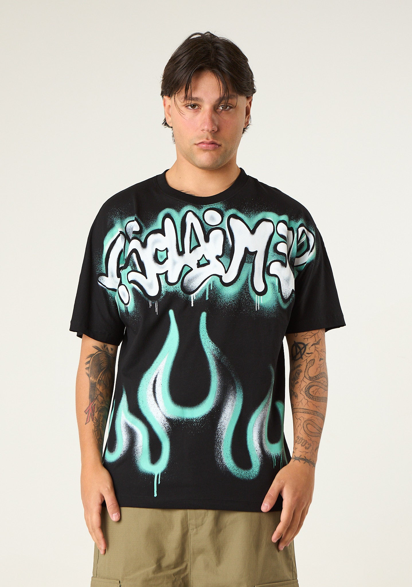 T-shirt con stampa spray frontale
