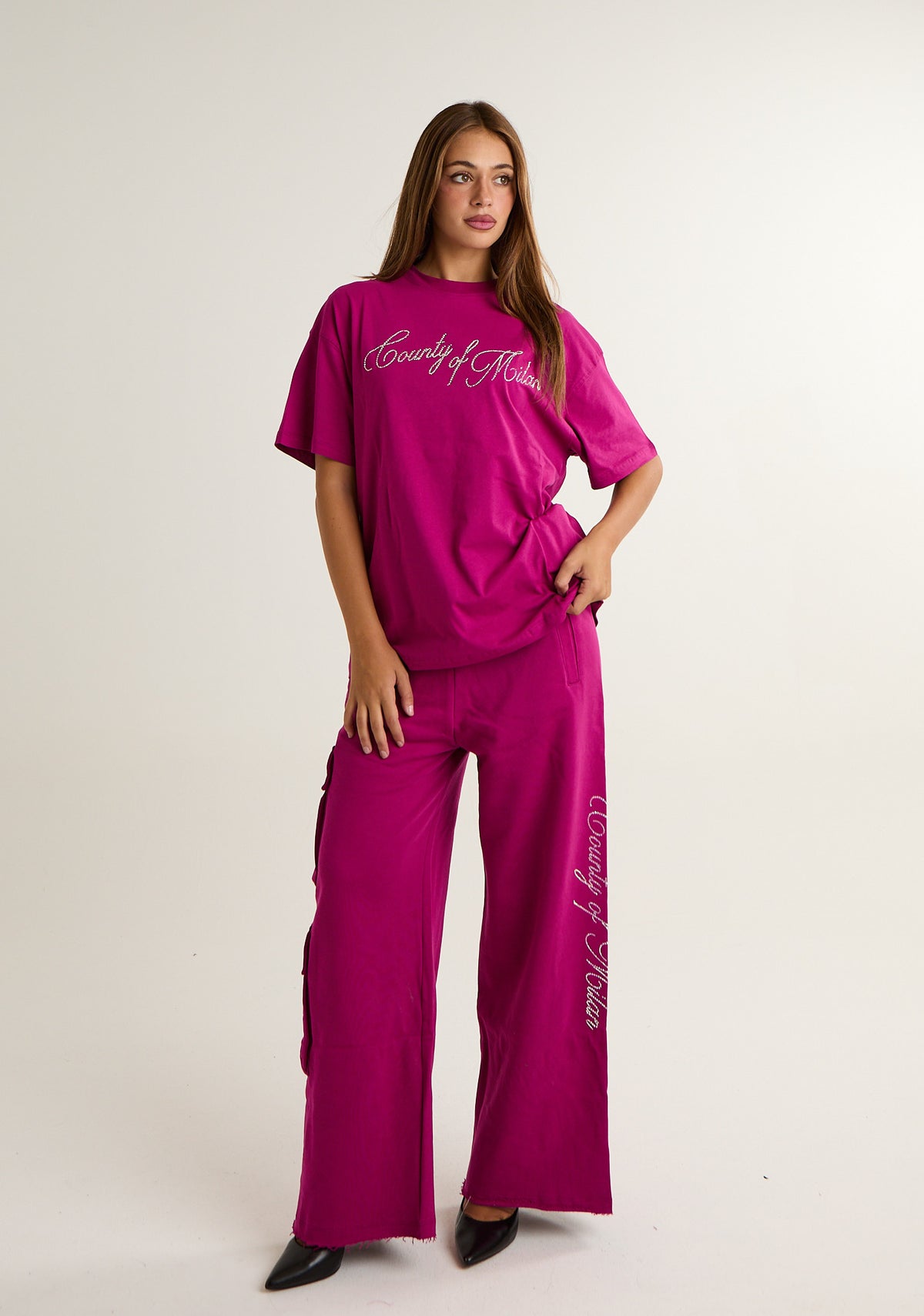 T-shirt con logo prezioso applicato