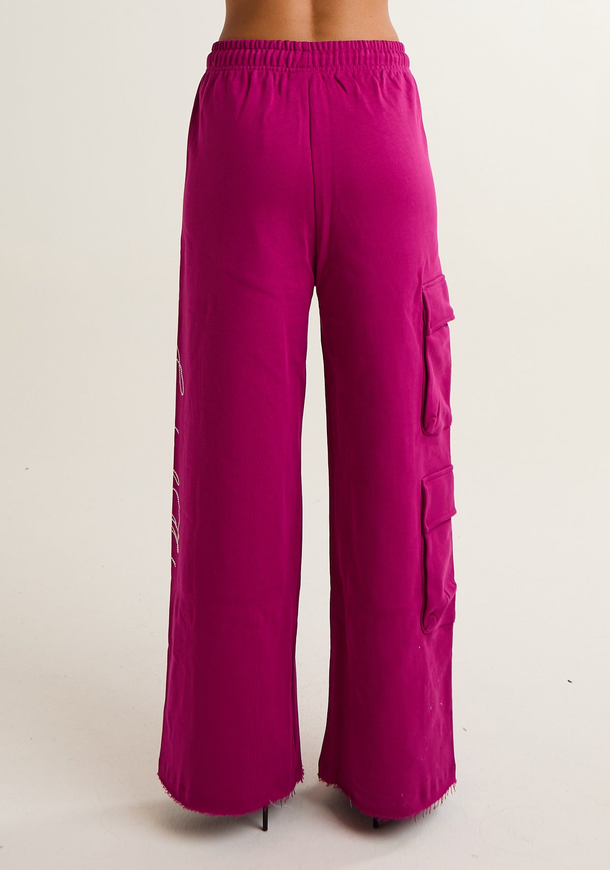 Pantalone con applicazioni laterali logate
