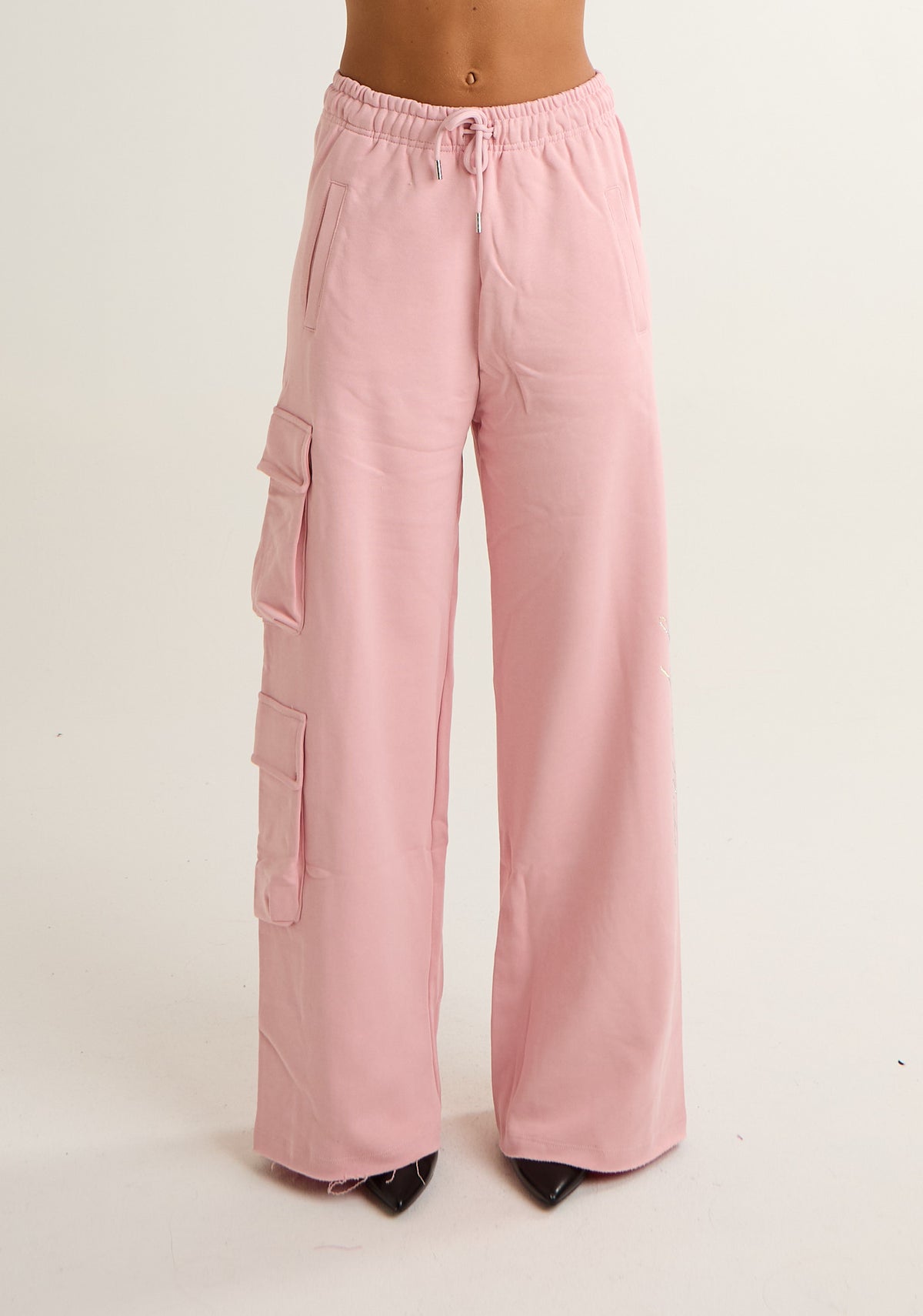 Pantalone con applicazioni laterali logate