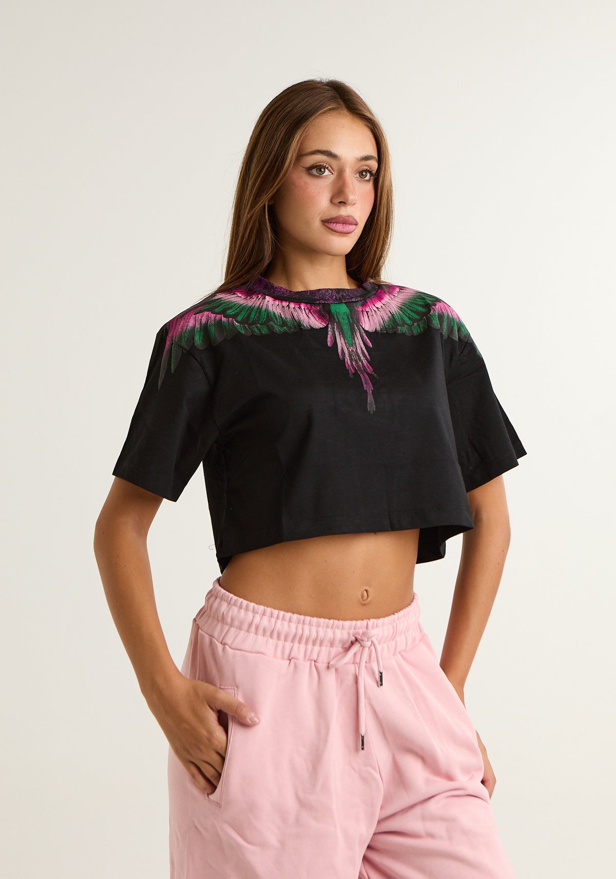 T-shirt crop con ali colorate