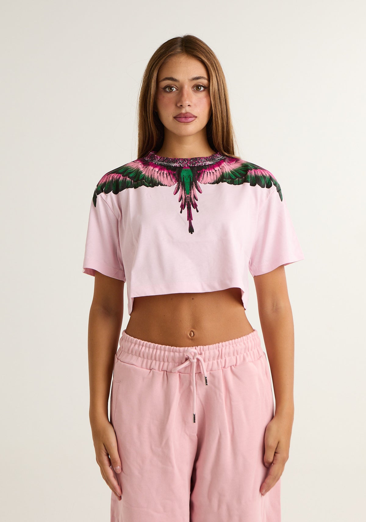 T-shirt crop con ali colorate