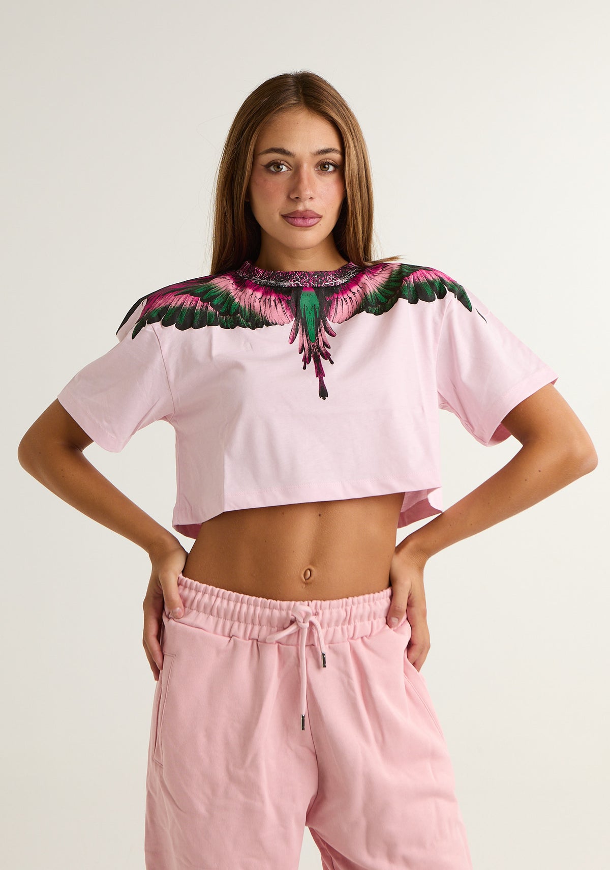 T-shirt crop con ali colorate
